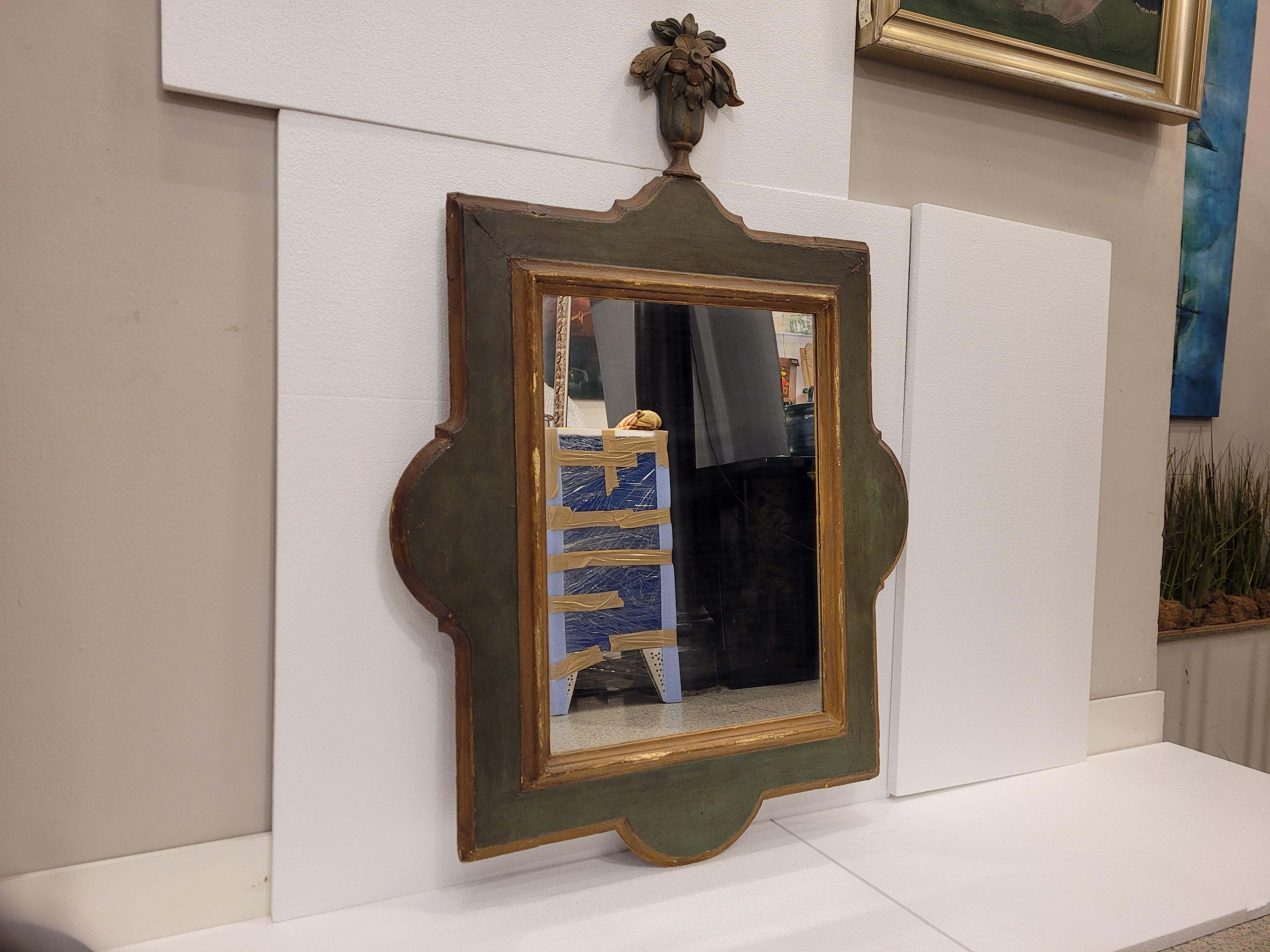 Miroir provençal français en bois vert et doré en vente 9