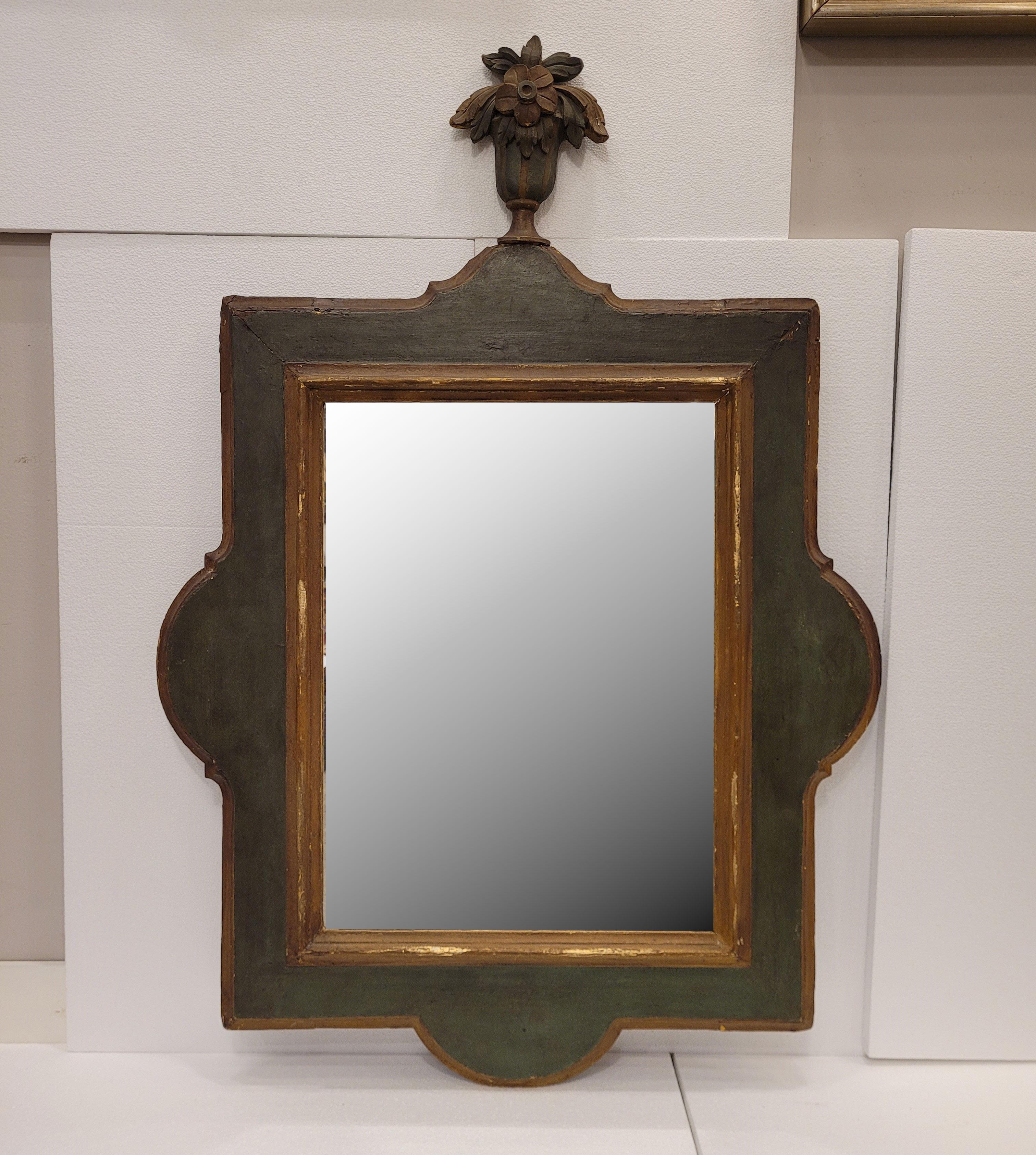 Spectaculaire miroir français de style Louis XV provençal, XVIIIe siècle.
Avec un profil mixte en bois polychrome dans un vert français doux et des profils dorés, déjà balayés par le temps.
Avec une corne d'abondance en bois sculpté et polychrome