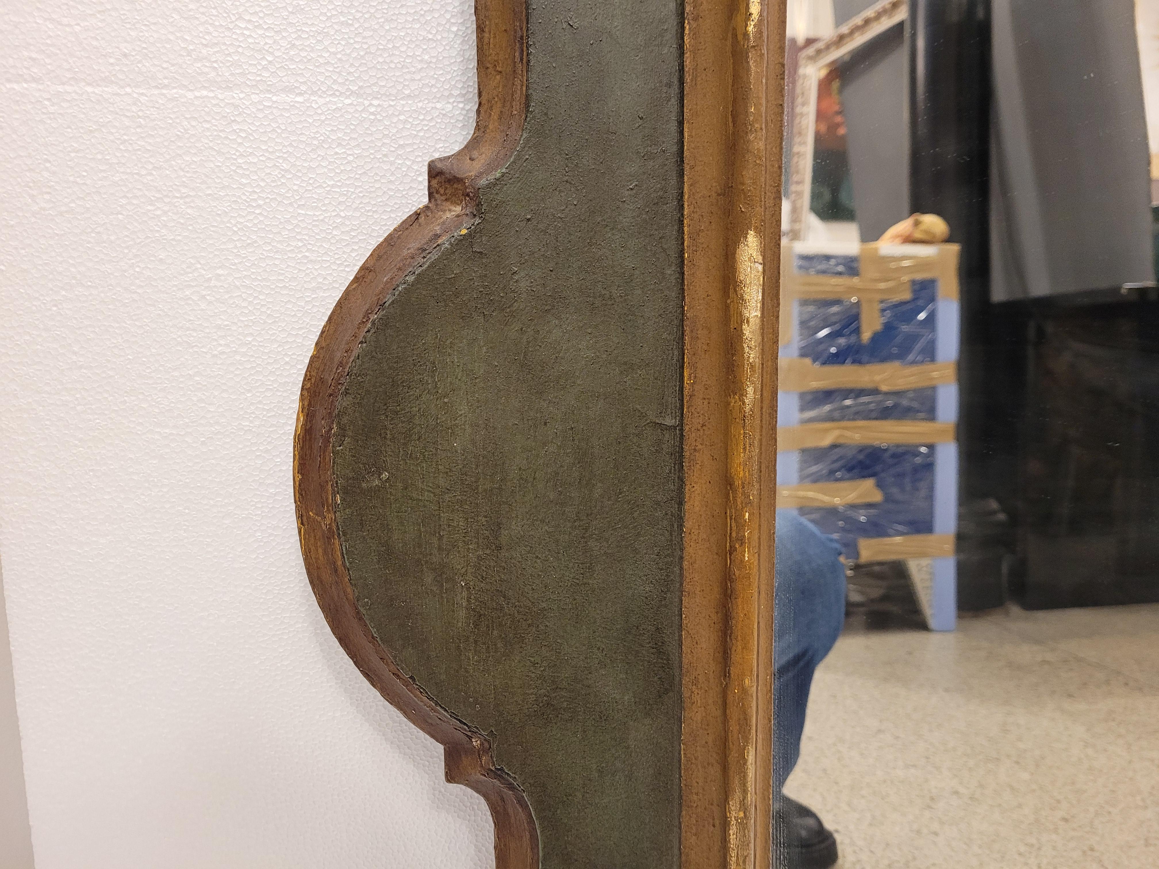 Miroir provençal français en bois vert et doré en vente 1