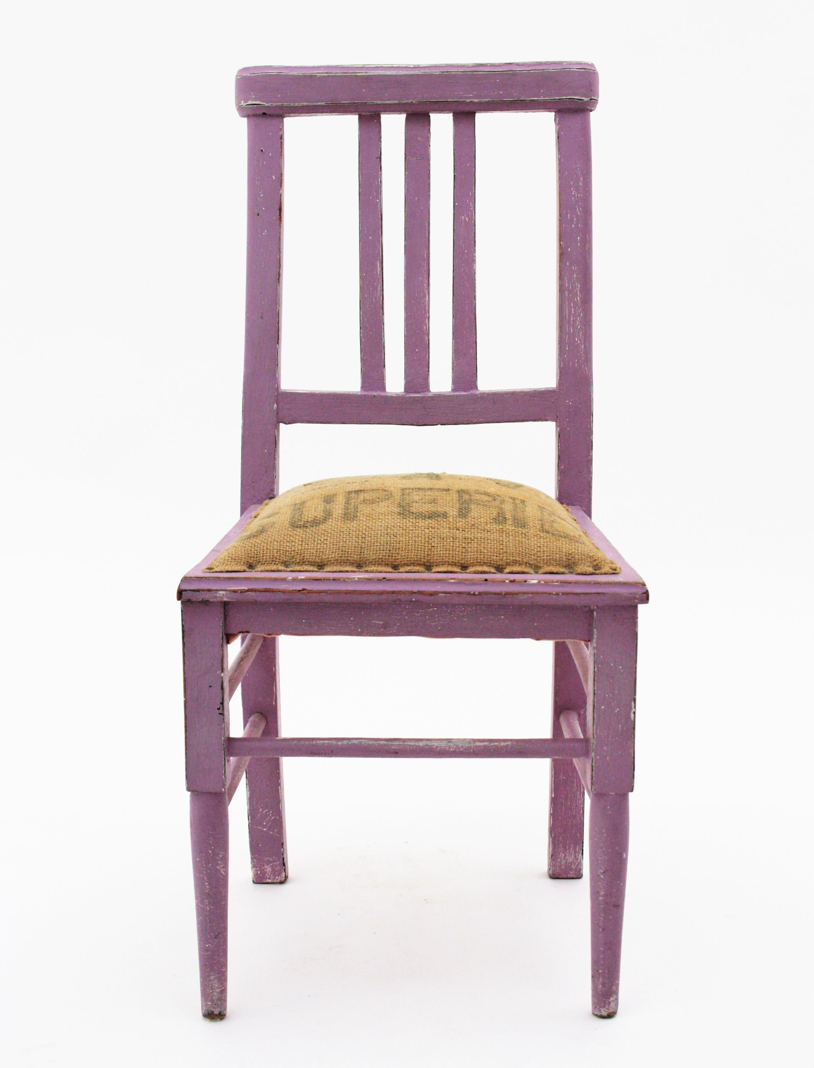 Provencal Kids Chair in lavendelfarbener Patina und Sitz aus Sackleinen (Französisch) im Angebot