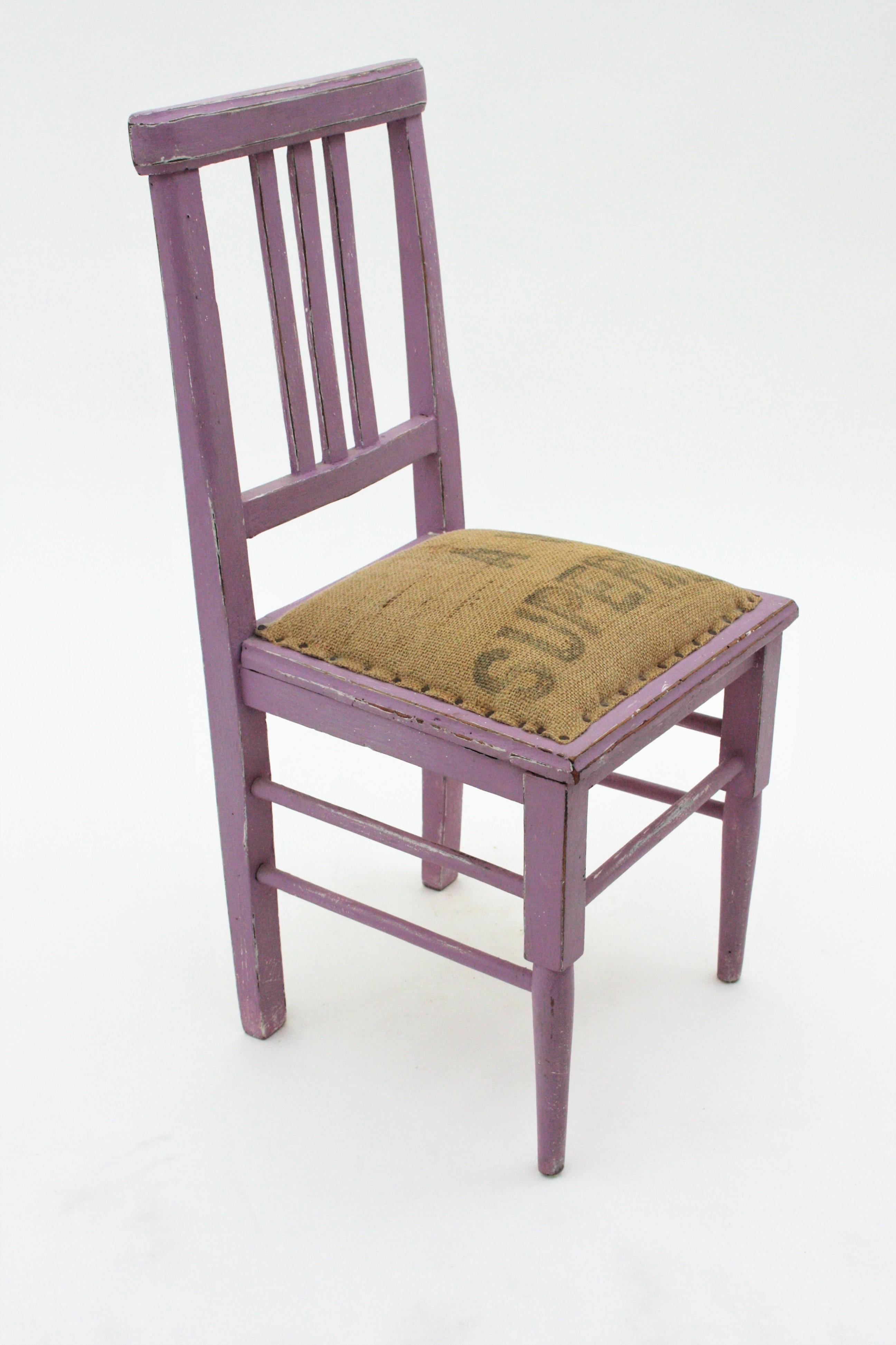 Provencal Kids Chair in lavendelfarbener Patina und Sitz aus Sackleinen (Handbemalt) im Angebot