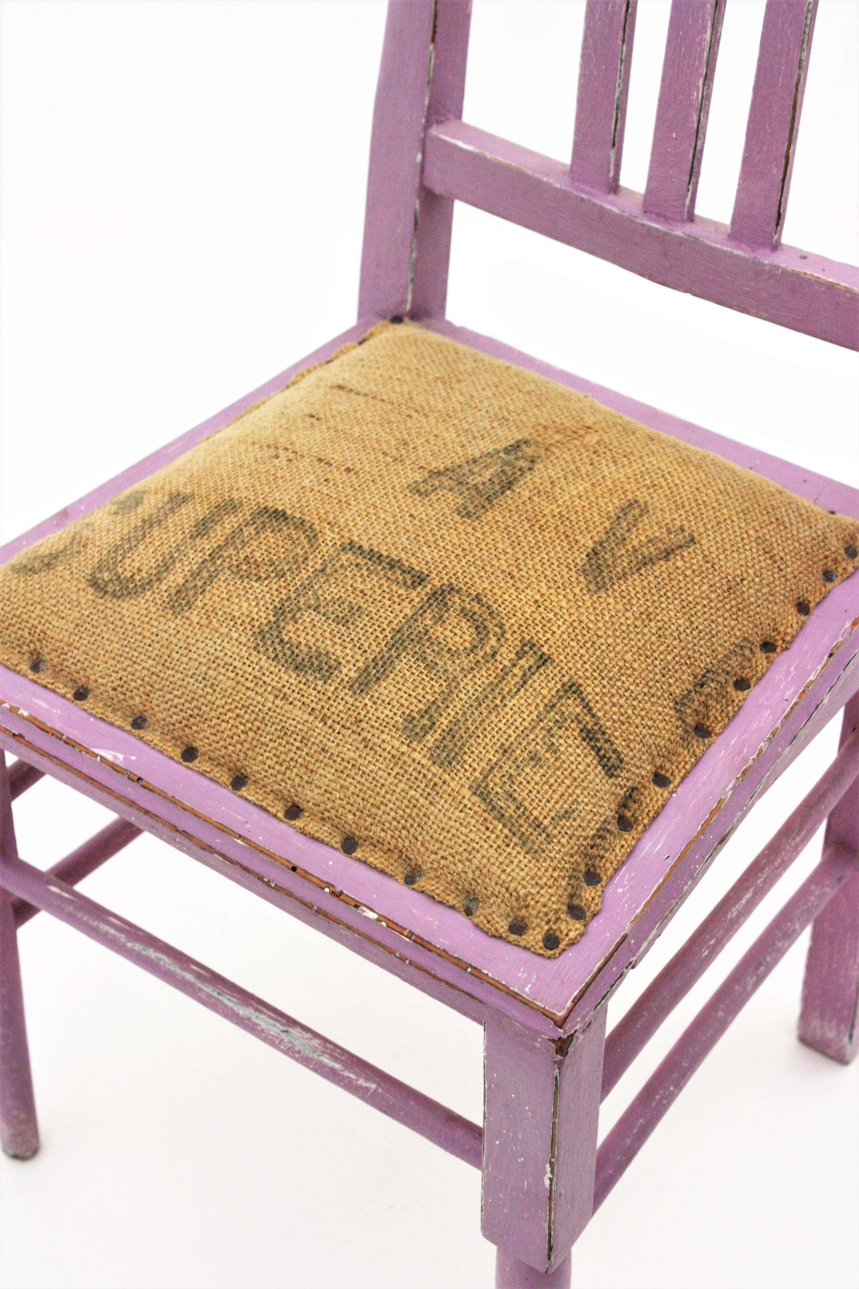 Provencal Kids Chair in lavendelfarbener Patina und Sitz aus Sackleinen (20. Jahrhundert) im Angebot