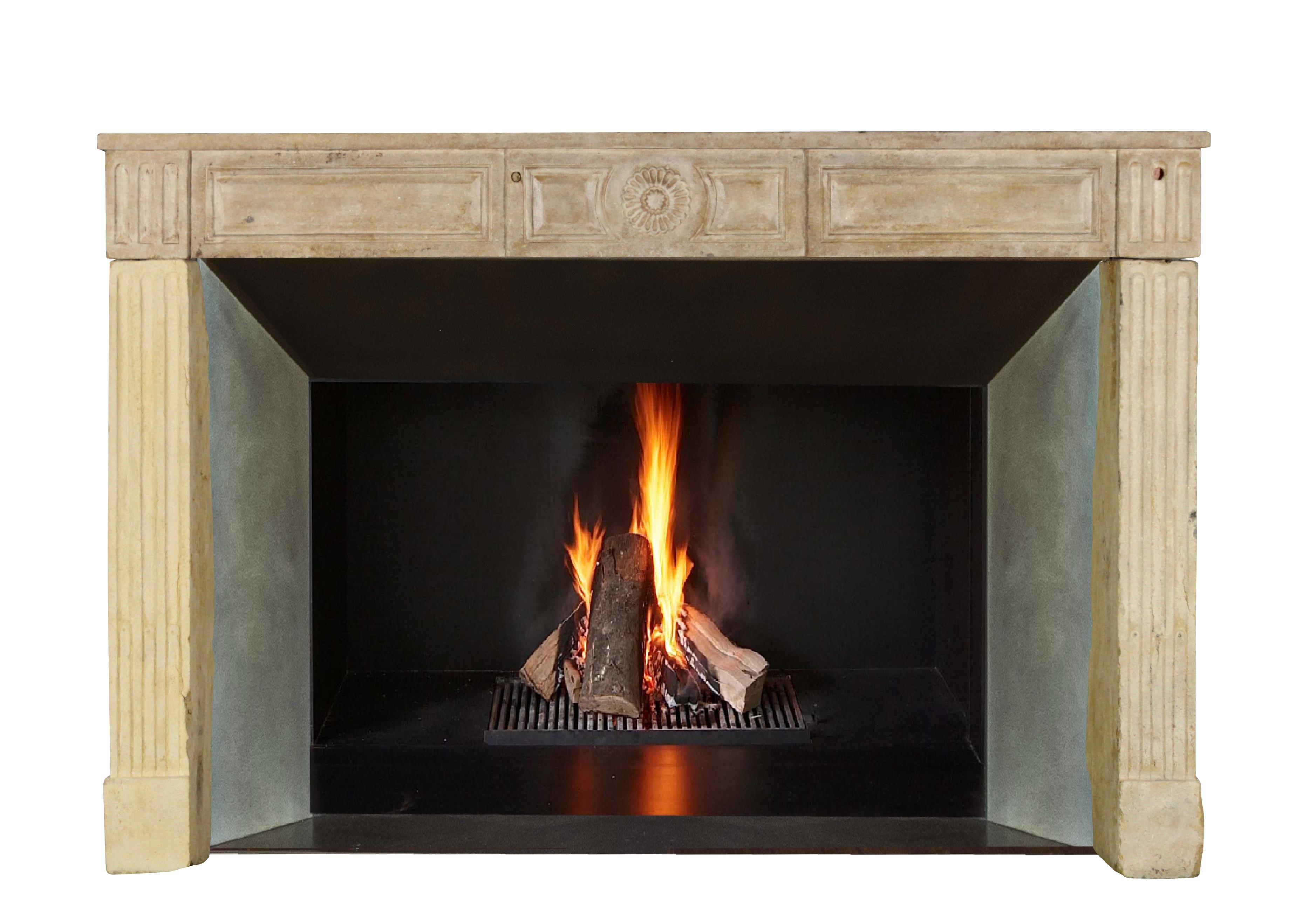 French Provencal Limestone Fireplace Surround With Exceptional Artempo Wear In Good Condition For Sale In Beervelde, BE