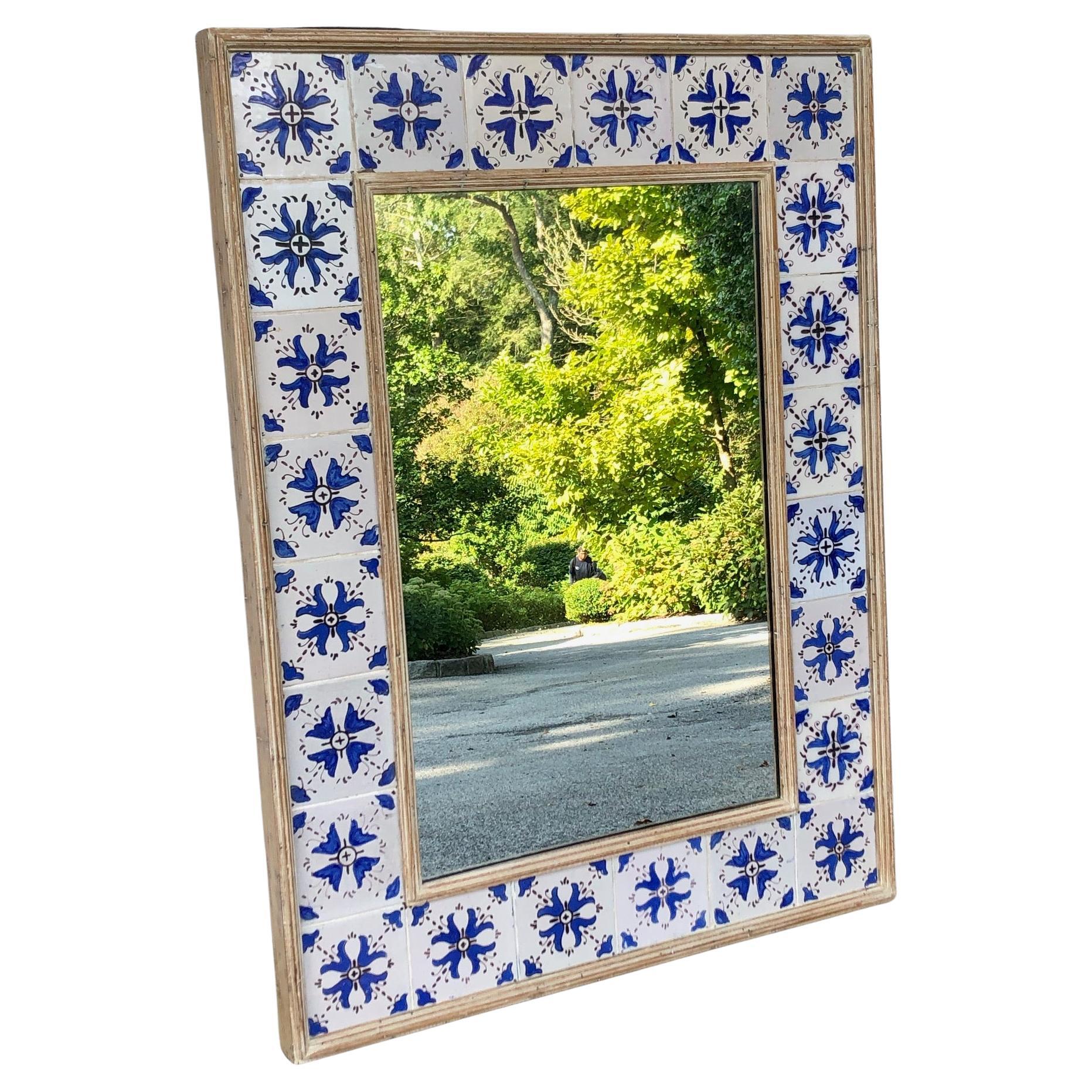 Specchio francese provenzale in stile gustaviano,  
con un contorno di piastrelle antiche blu e bianche dipinte a mano (probabilmente Delft) inserite in un'elegante cornice di legno cerato.

Elegante e adatto a una toilette, una camera da letto o