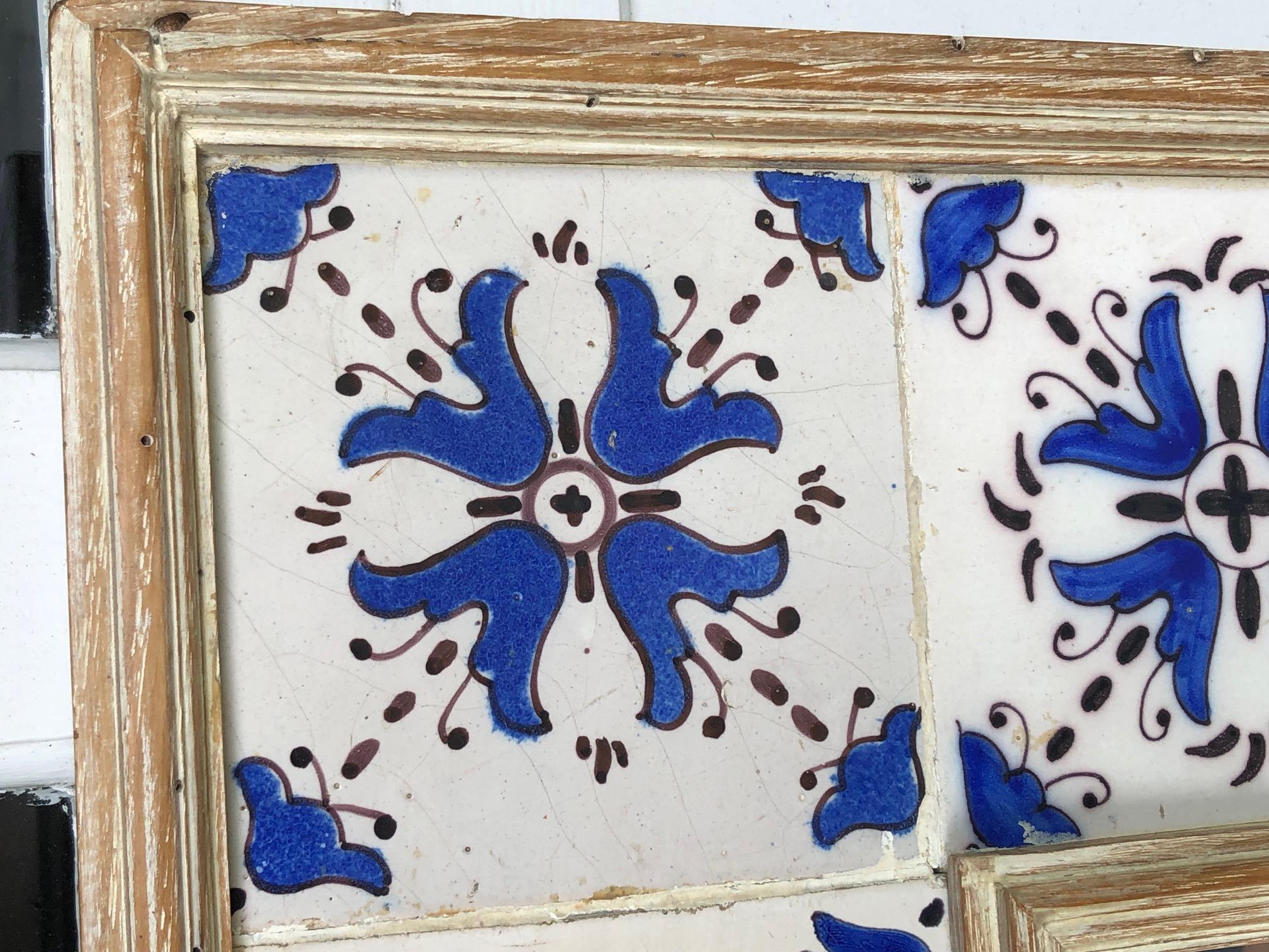 Gustaviano Specchio francese provenzale con bordo in piastrelle bianche e blu antico in vendita