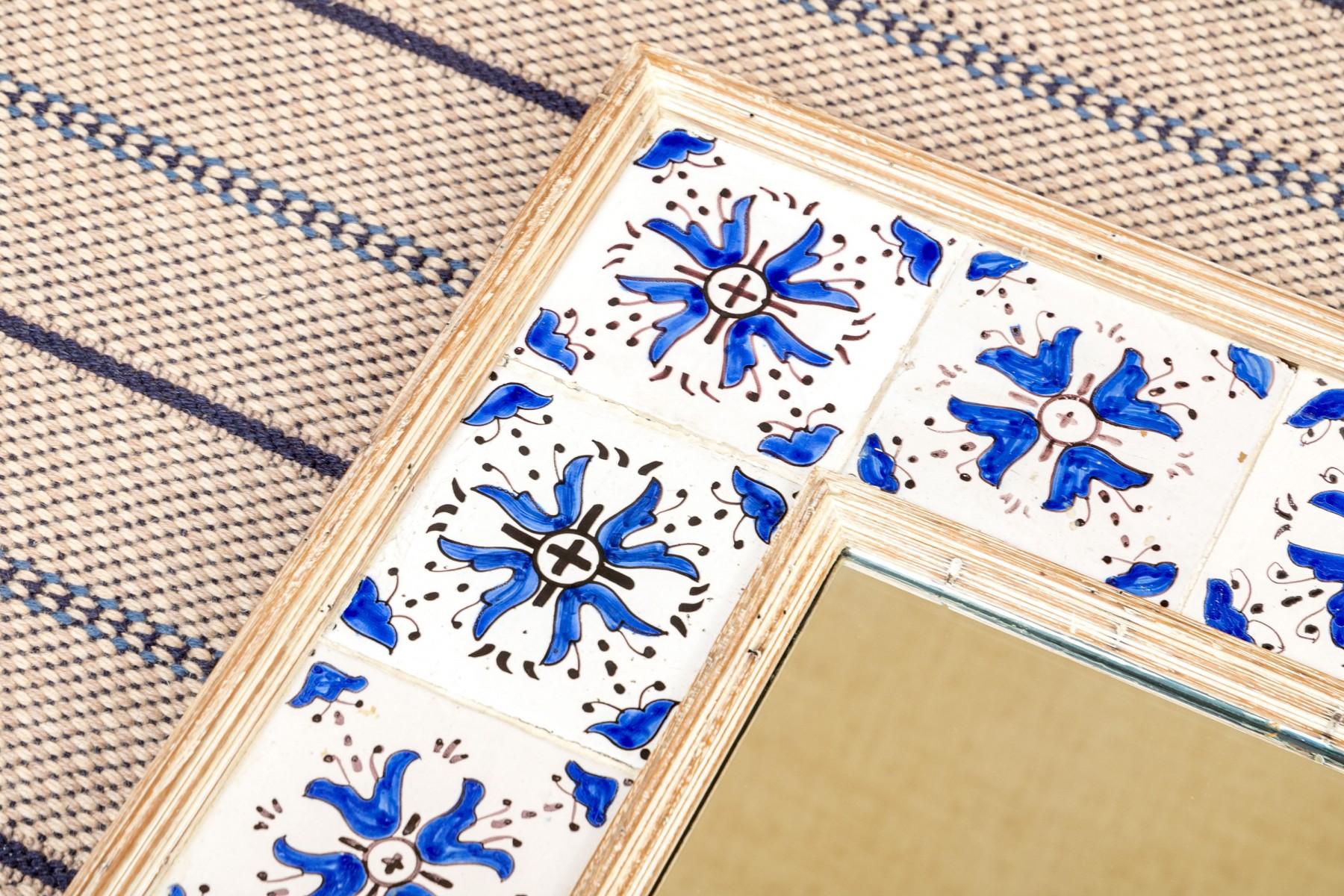 Francese Specchio francese provenzale con bordo in piastrelle bianche e blu antico in vendita