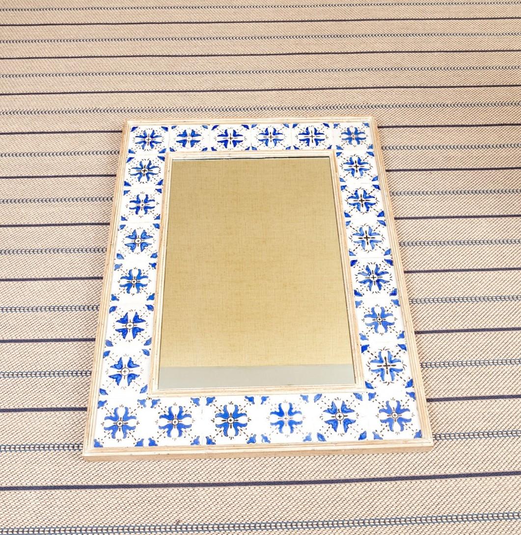 Smaltato Specchio francese provenzale con bordo in piastrelle bianche e blu antico in vendita