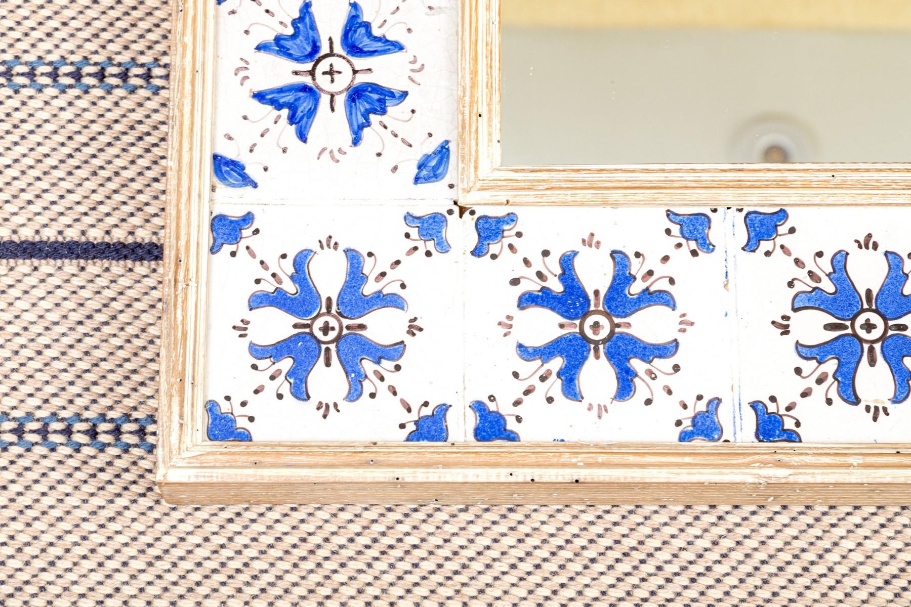 Specchio francese provenzale con bordo in piastrelle bianche e blu antico In condizioni buone in vendita a Greenwich, CT