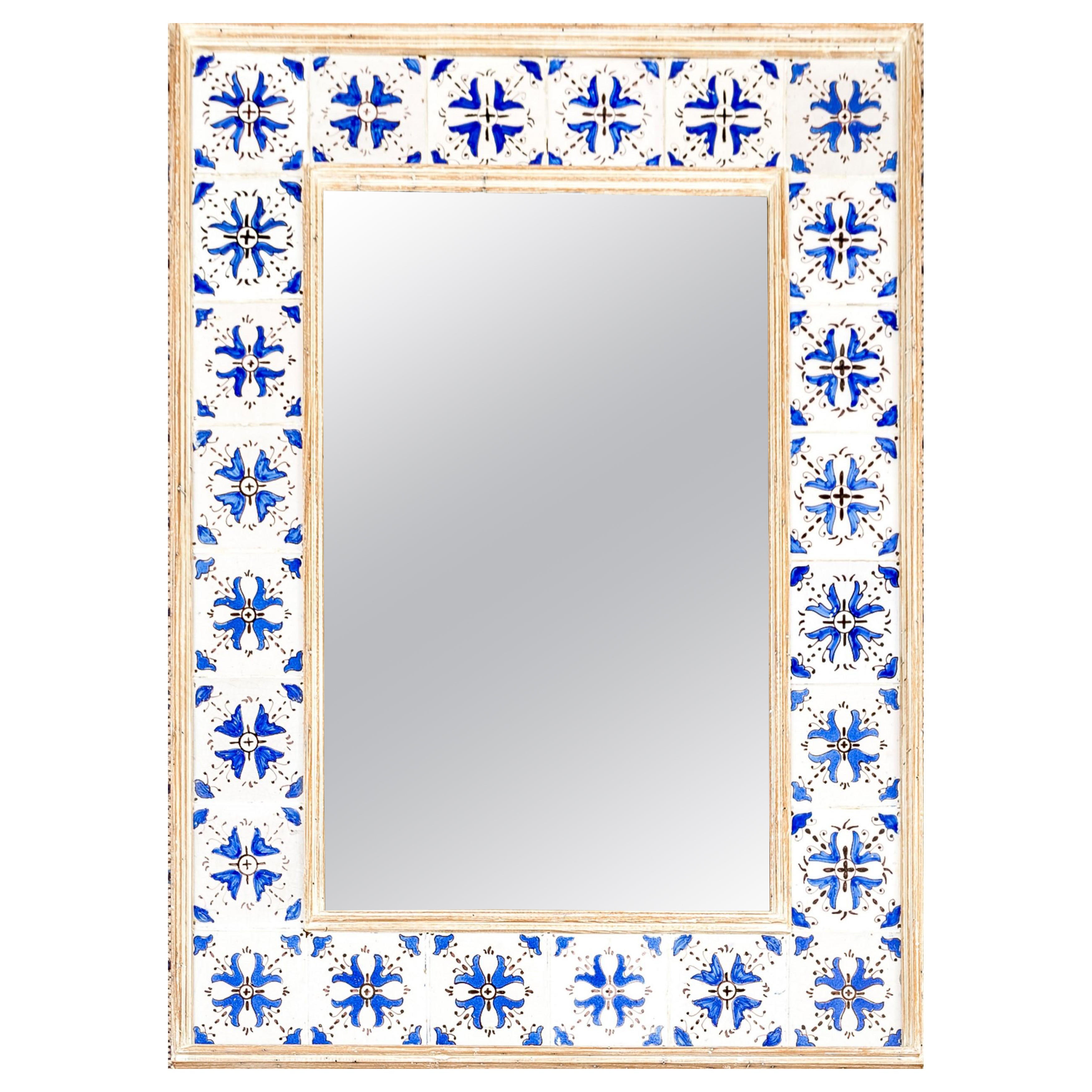 Specchio francese provenzale con bordo in piastrelle bianche e blu antico in vendita