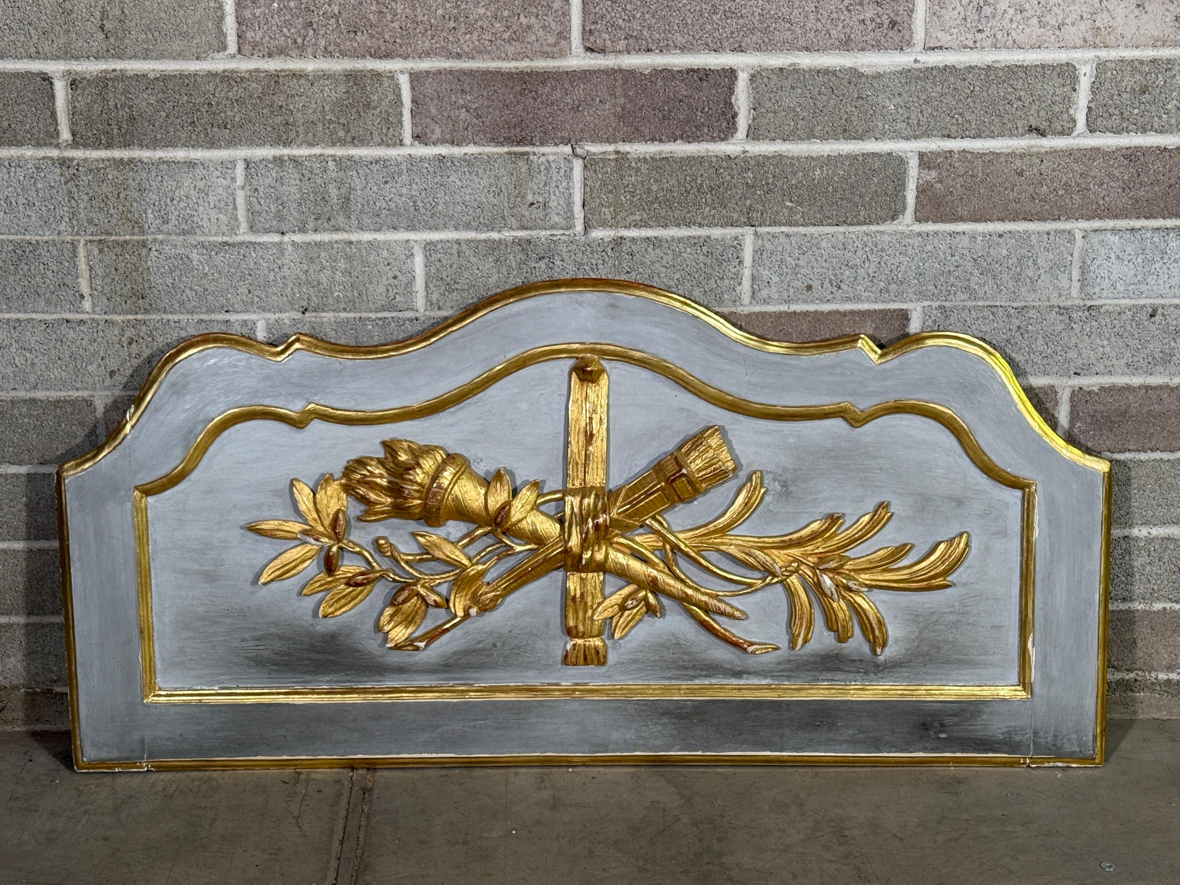 French Provencal Over Door Panel Grey Lacquer & Water Gilding In Good Condition For Sale In Scottsdale, AZ
