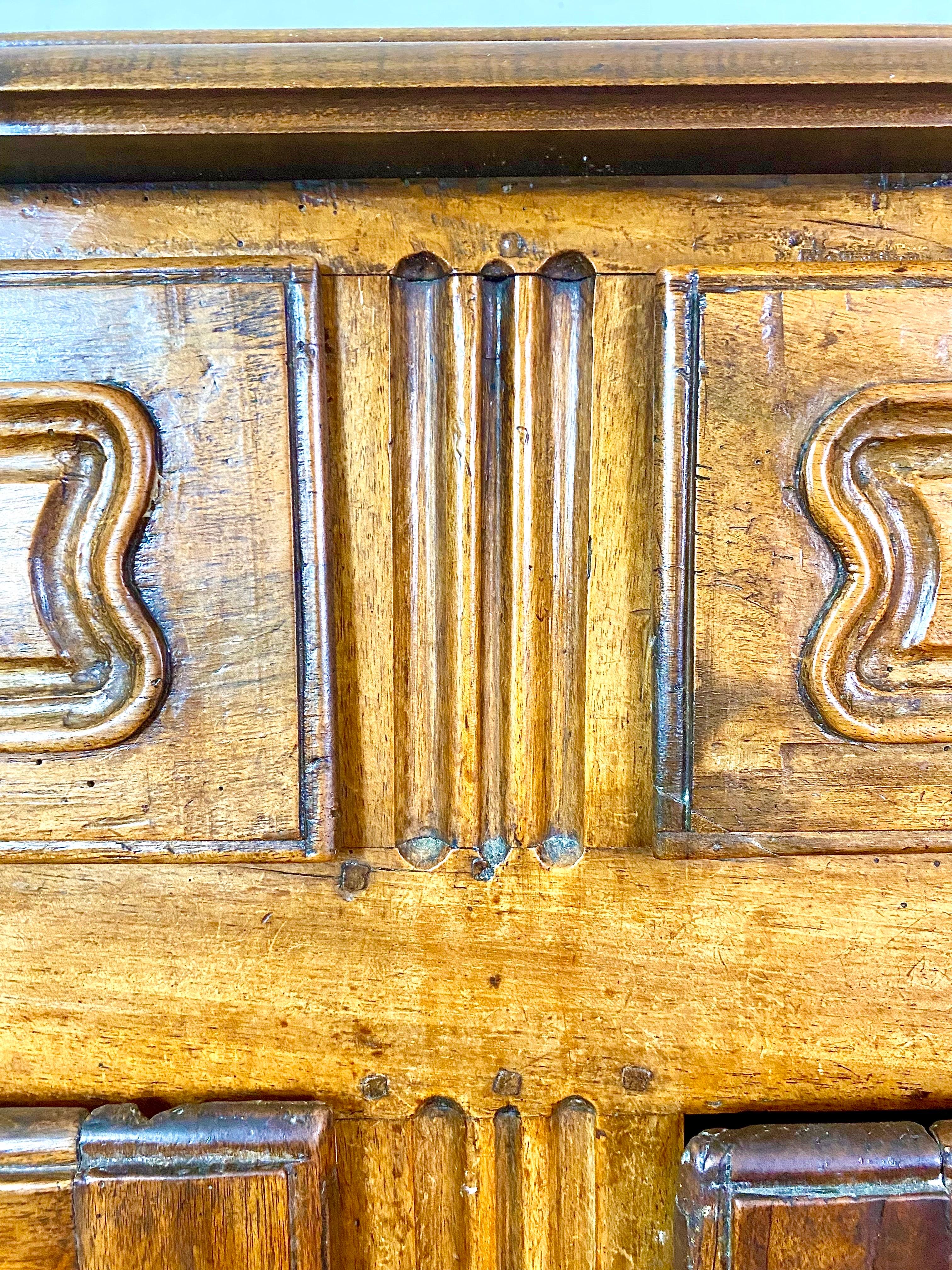 French Provençal sideboard in walnut - Louis XV Period - 18th century - France In Good Condition For Sale In Beuzevillette, FR