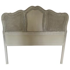 Tête de lit cannée de style provençal français peinte en forme de reine