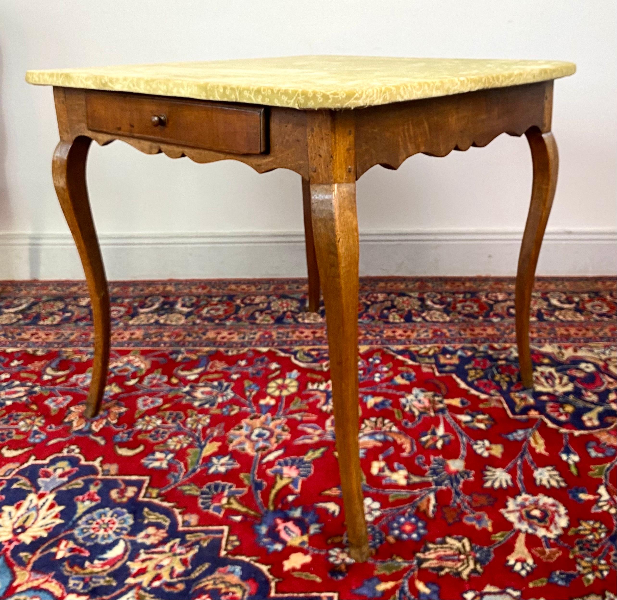 Französischer provenzalischer Tisch / kleiner Schreibtisch / Spieltisch- Louis XV Periode - Frankreich XVIII (Samt) im Angebot