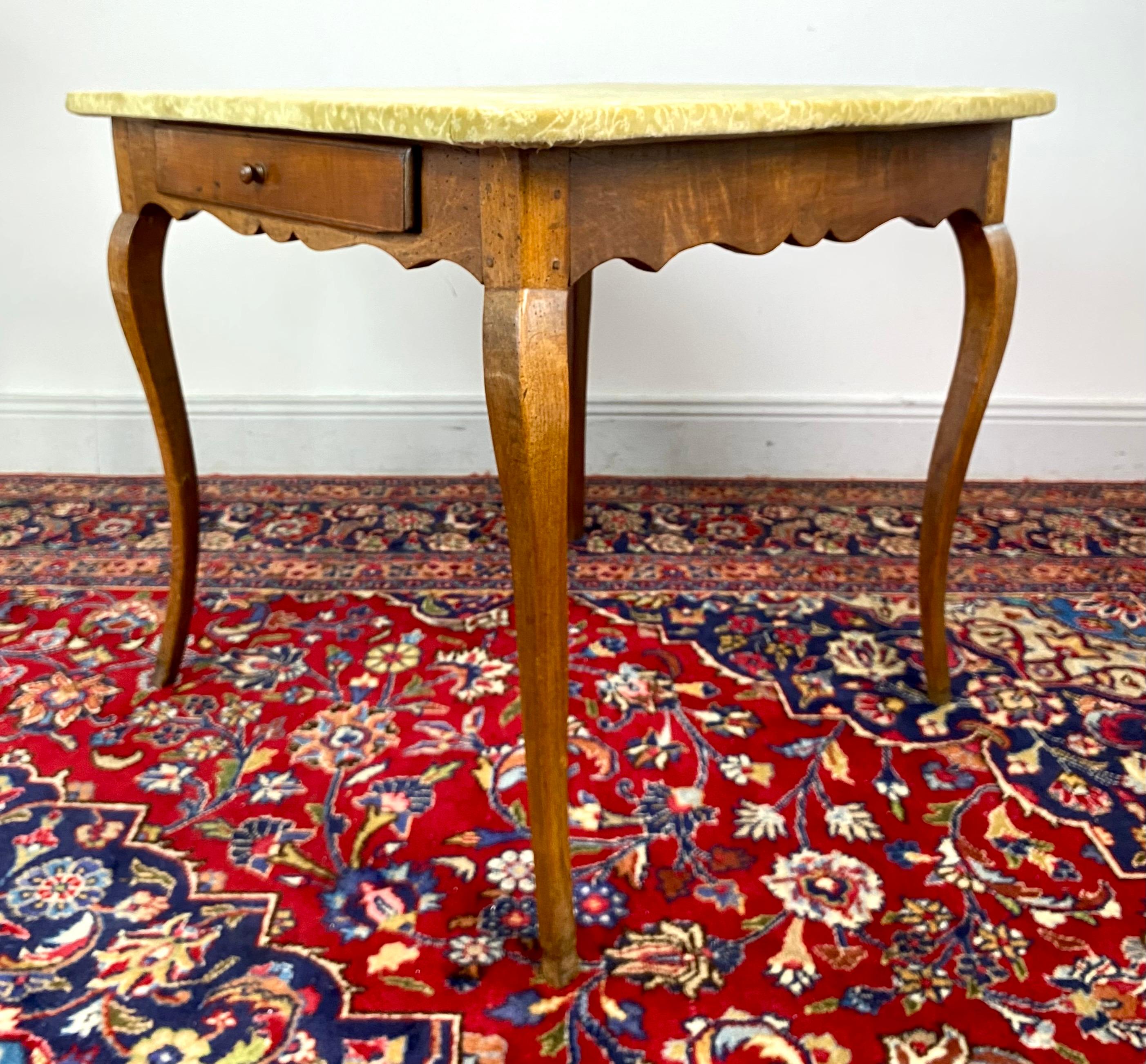 Französischer provenzalischer Tisch / kleiner Schreibtisch / Spieltisch- Louis XV Periode - Frankreich XVIII im Angebot 1