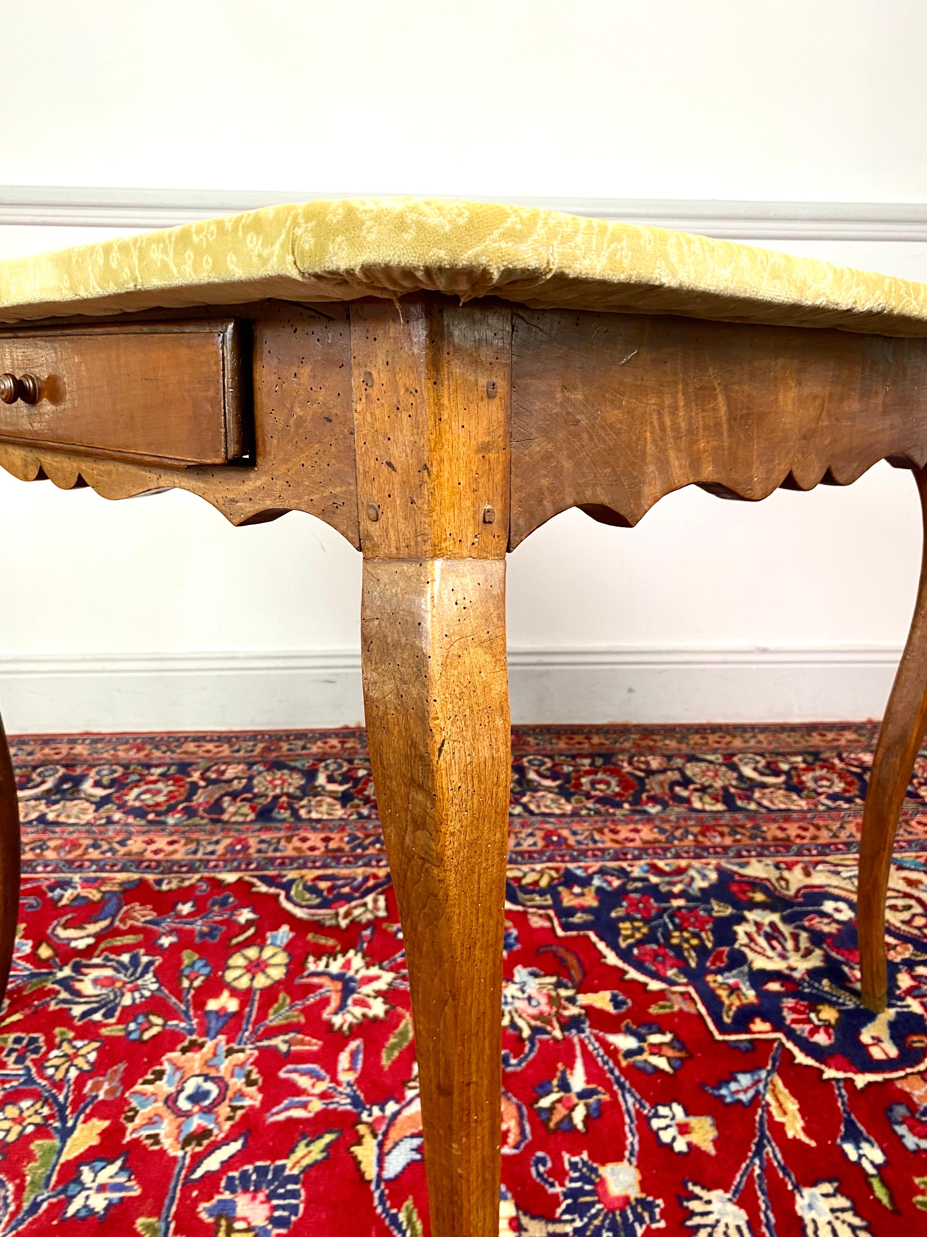 Französischer provenzalischer Tisch / kleiner Schreibtisch / Spieltisch- Louis XV Periode - Frankreich XVIII im Angebot 2