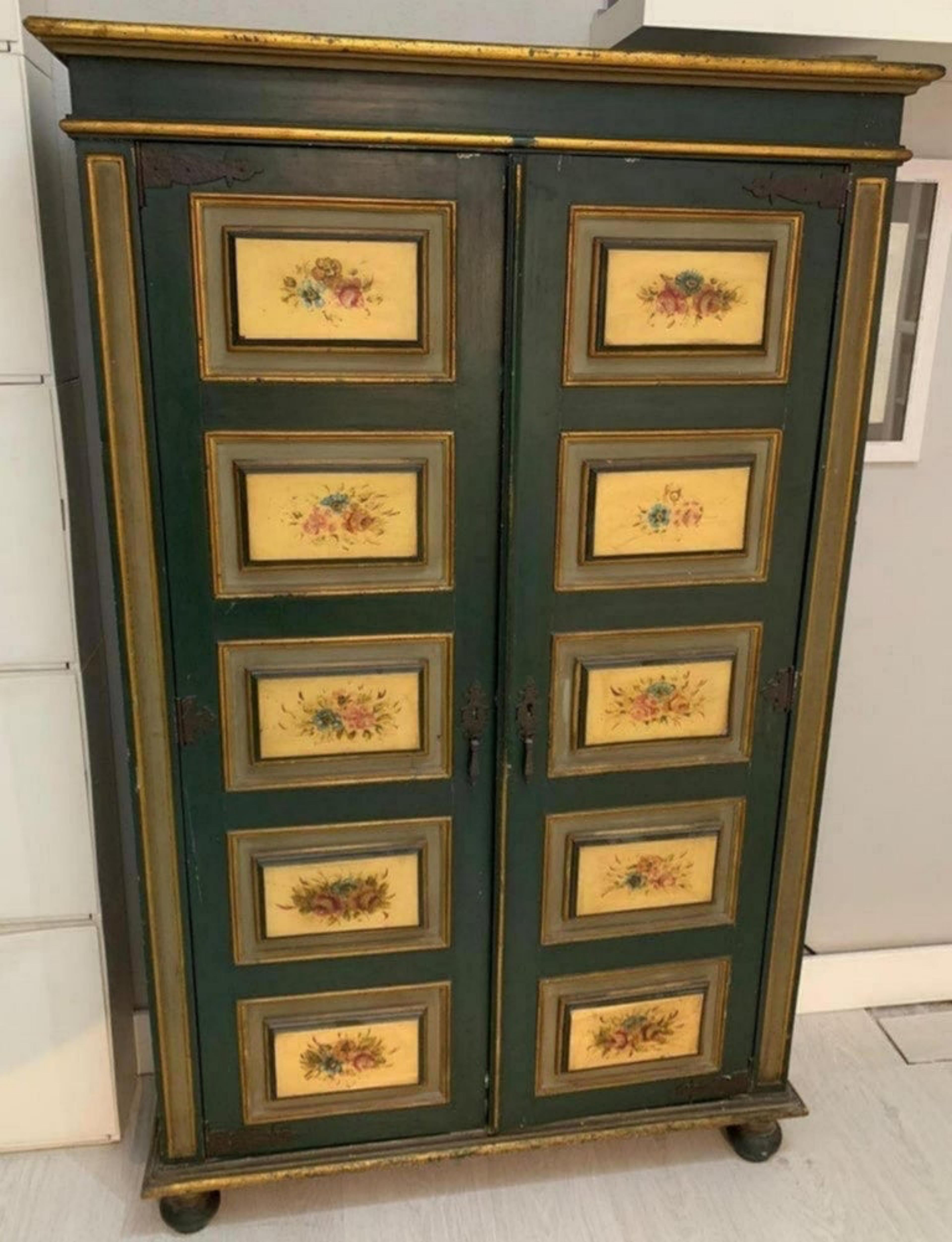Title: French Provençal wardrobe
Date/Period: XX century
Dimension: 153cm x 97cm x 33cm.
Materials: Wood, painted
Additional information: beginning of the 20th century (1900-1930) all original on the outside, restored on the inside.


