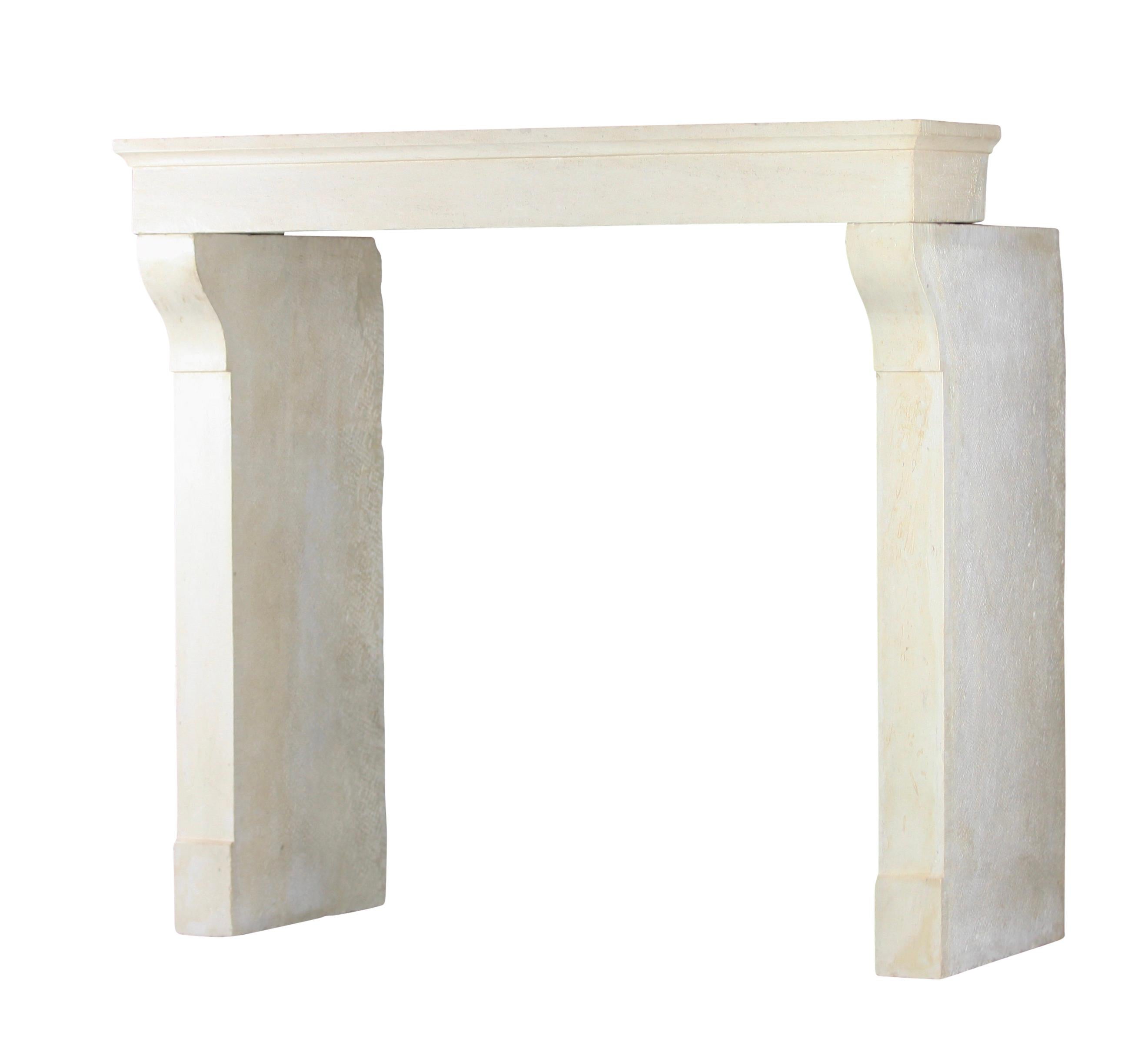 Revestimiento de chimenea francés provenzal de piedra blanca Luis XIII en venta 4