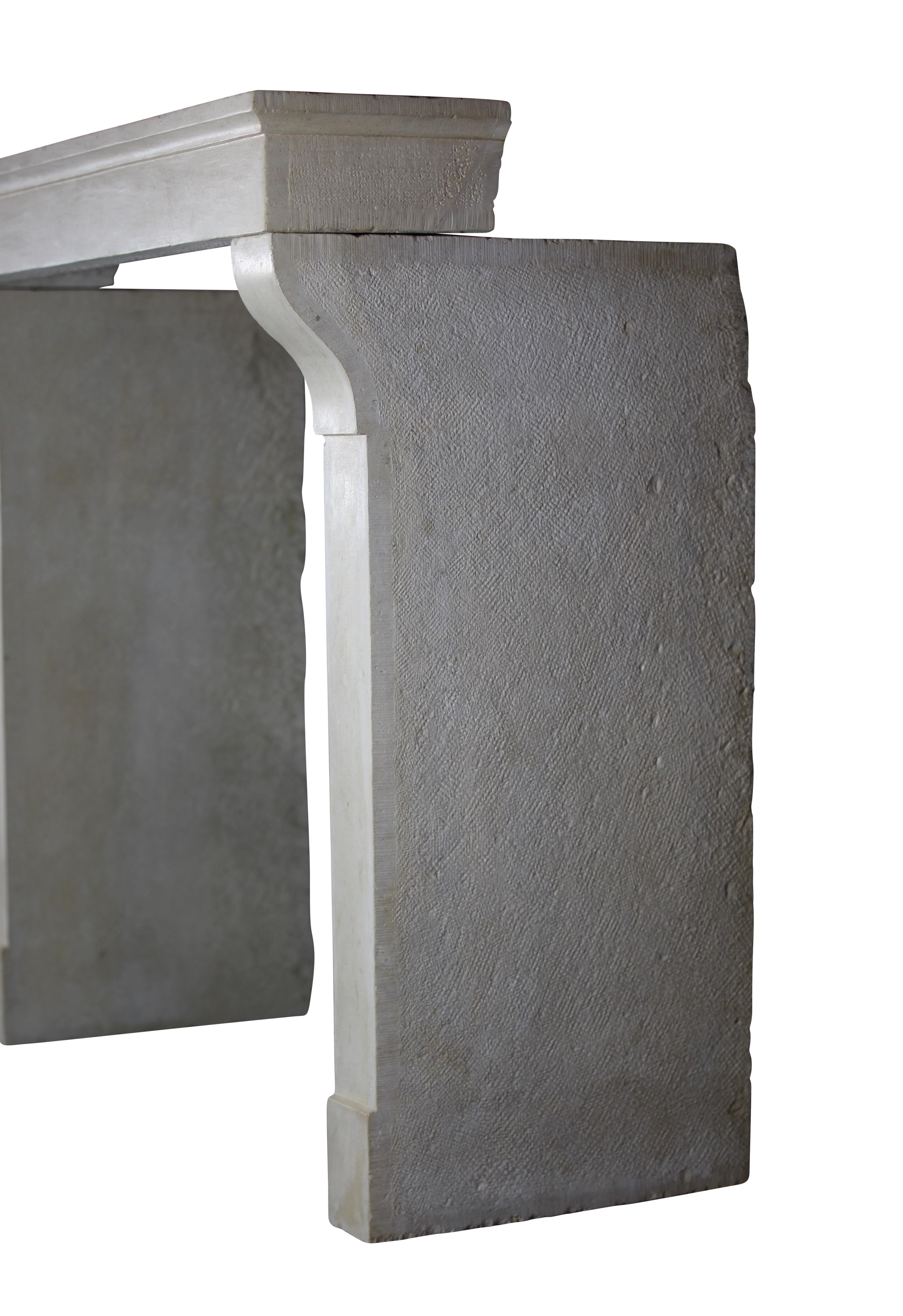 Revestimiento de chimenea francés provenzal de piedra blanca Luis XIII en venta 9