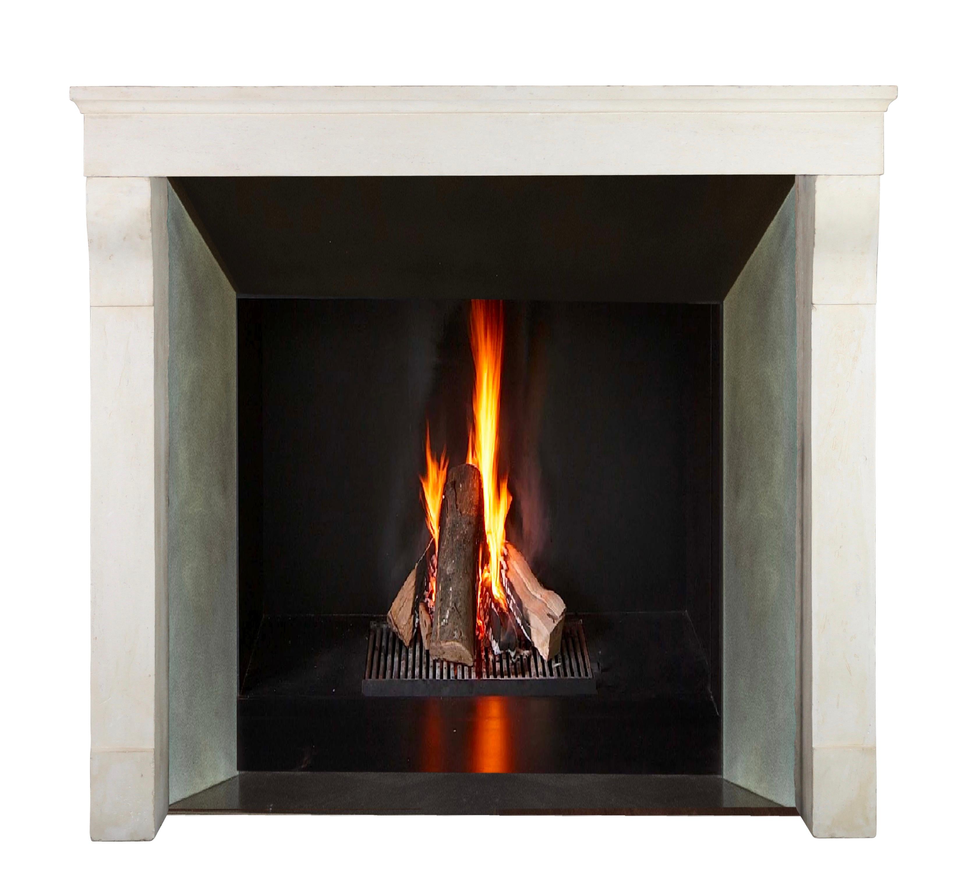 Fino marco de chimenea de piedra caliza de elegante estilo rústico francés del siglo XIX para un concepto de interiorismo chique atemporal.
Elegante repisa de chimenea auténtica recuperada en muy buen estado.
Las proporciones son un hallazgo