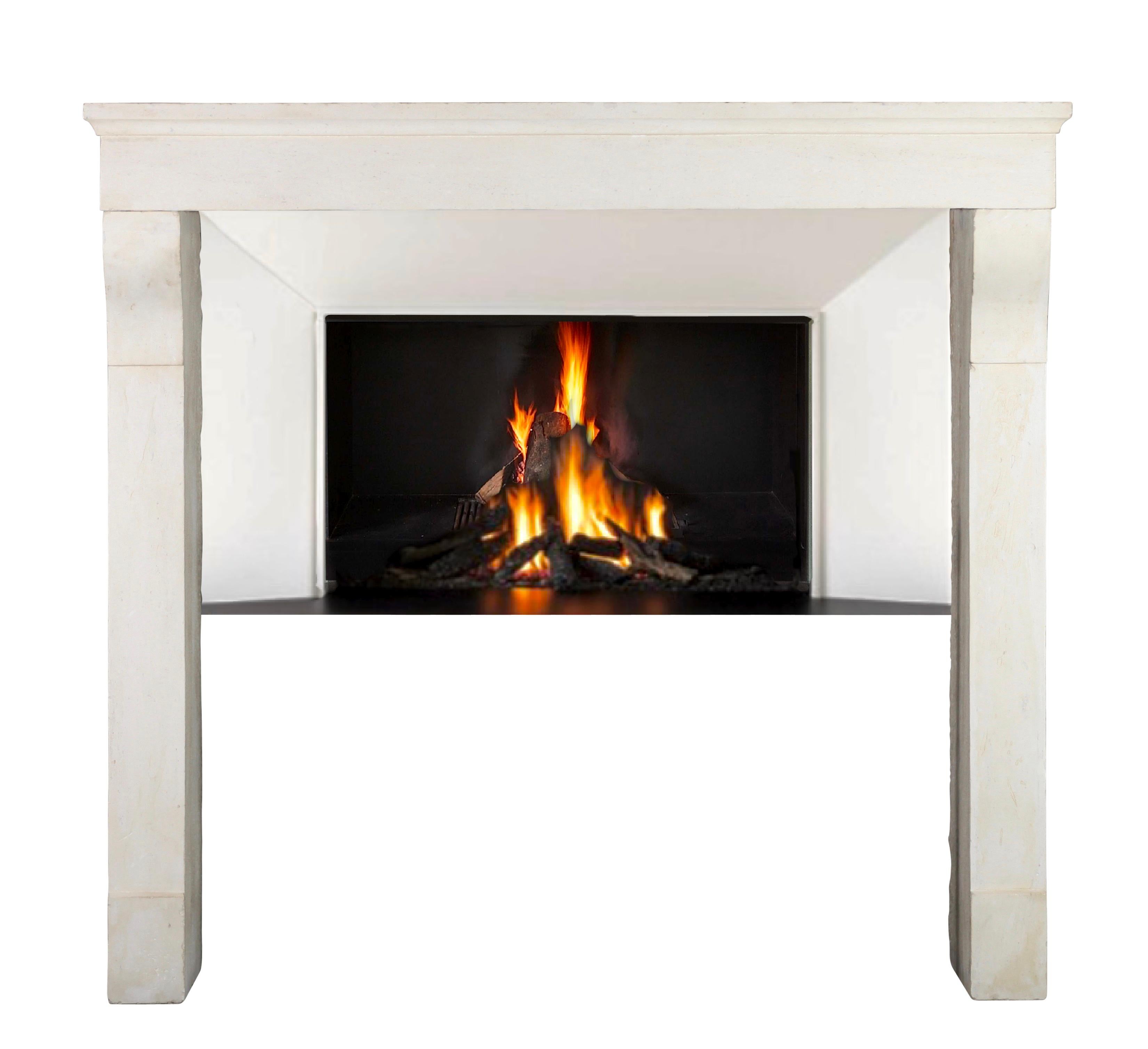 Revestimiento de chimenea francés provenzal de piedra blanca Luis XIII en venta 13