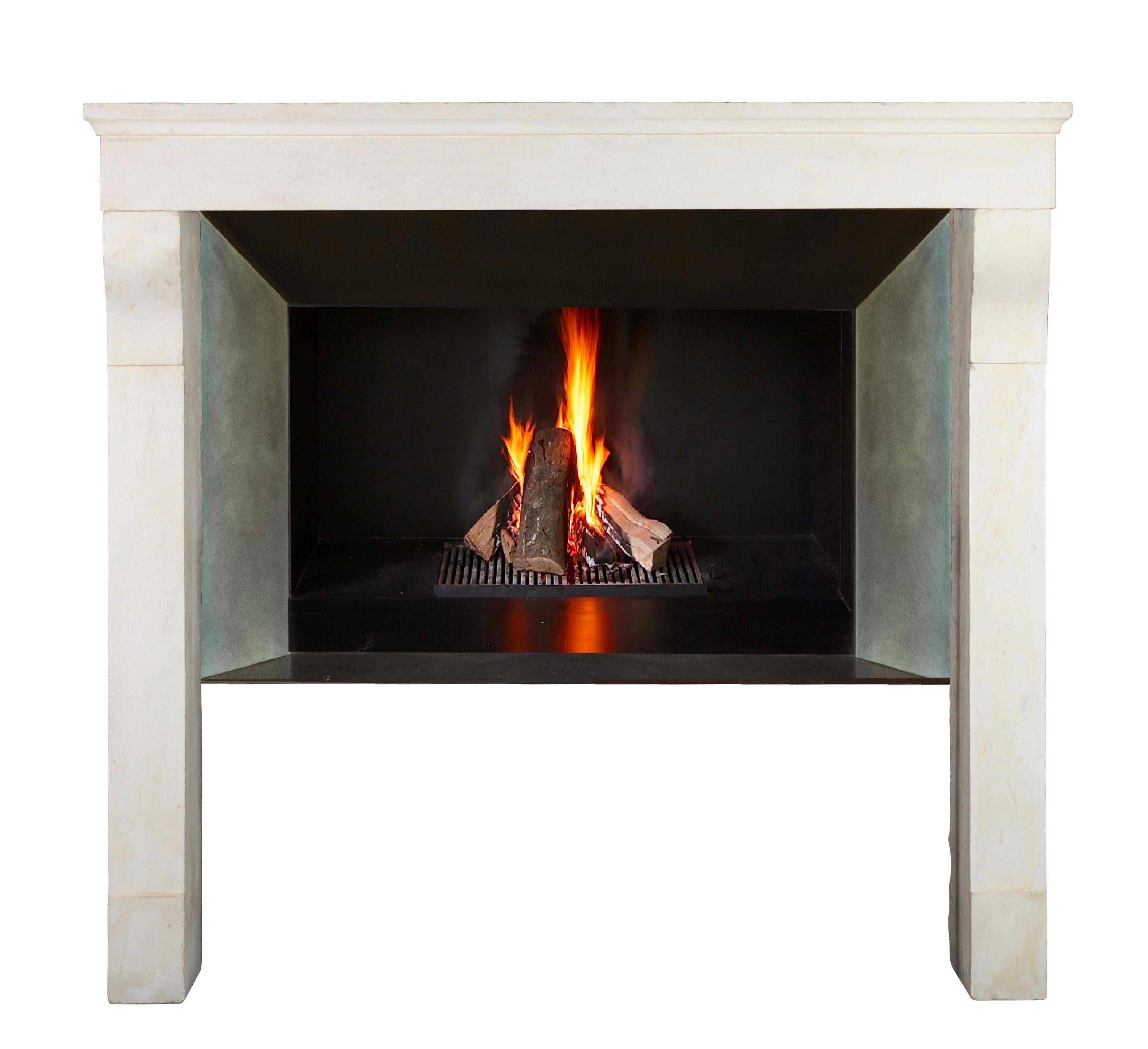 Revestimiento de chimenea francés provenzal de piedra blanca Luis XIII en Excelente estado para la venta en Beervelde, BE