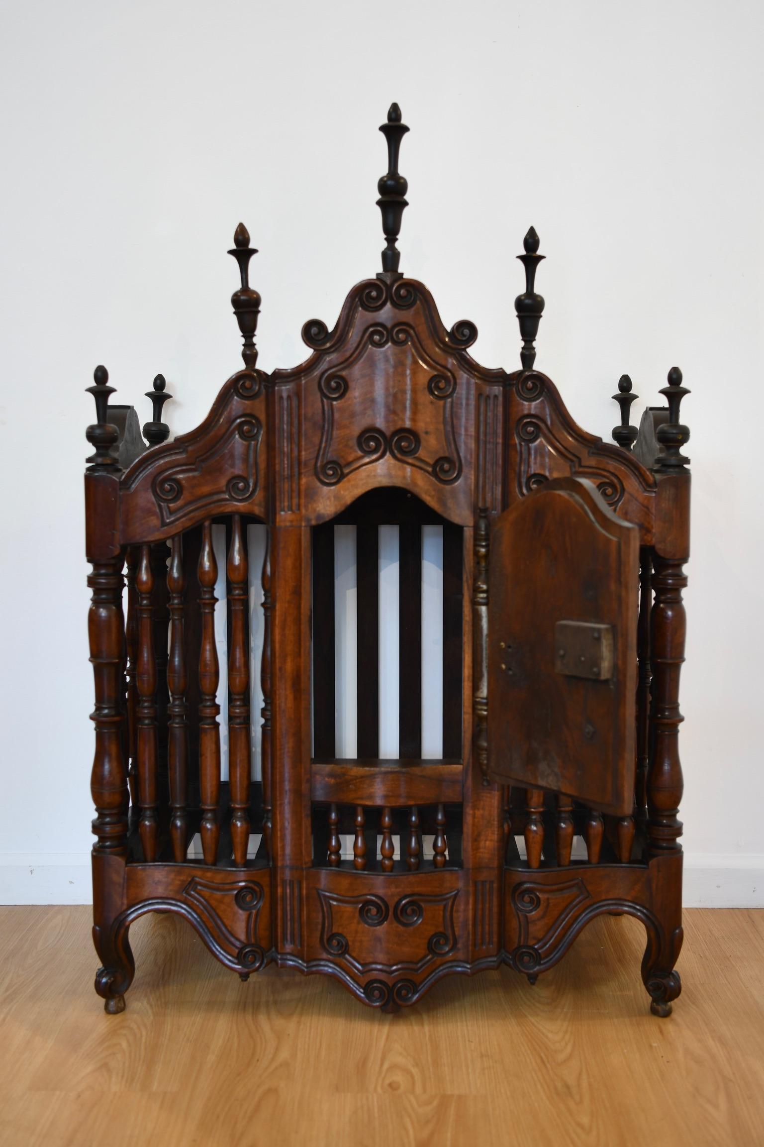 French Provencale Carved Mahogany Panetierre In Good Condition For Sale In Brooklyn, NY