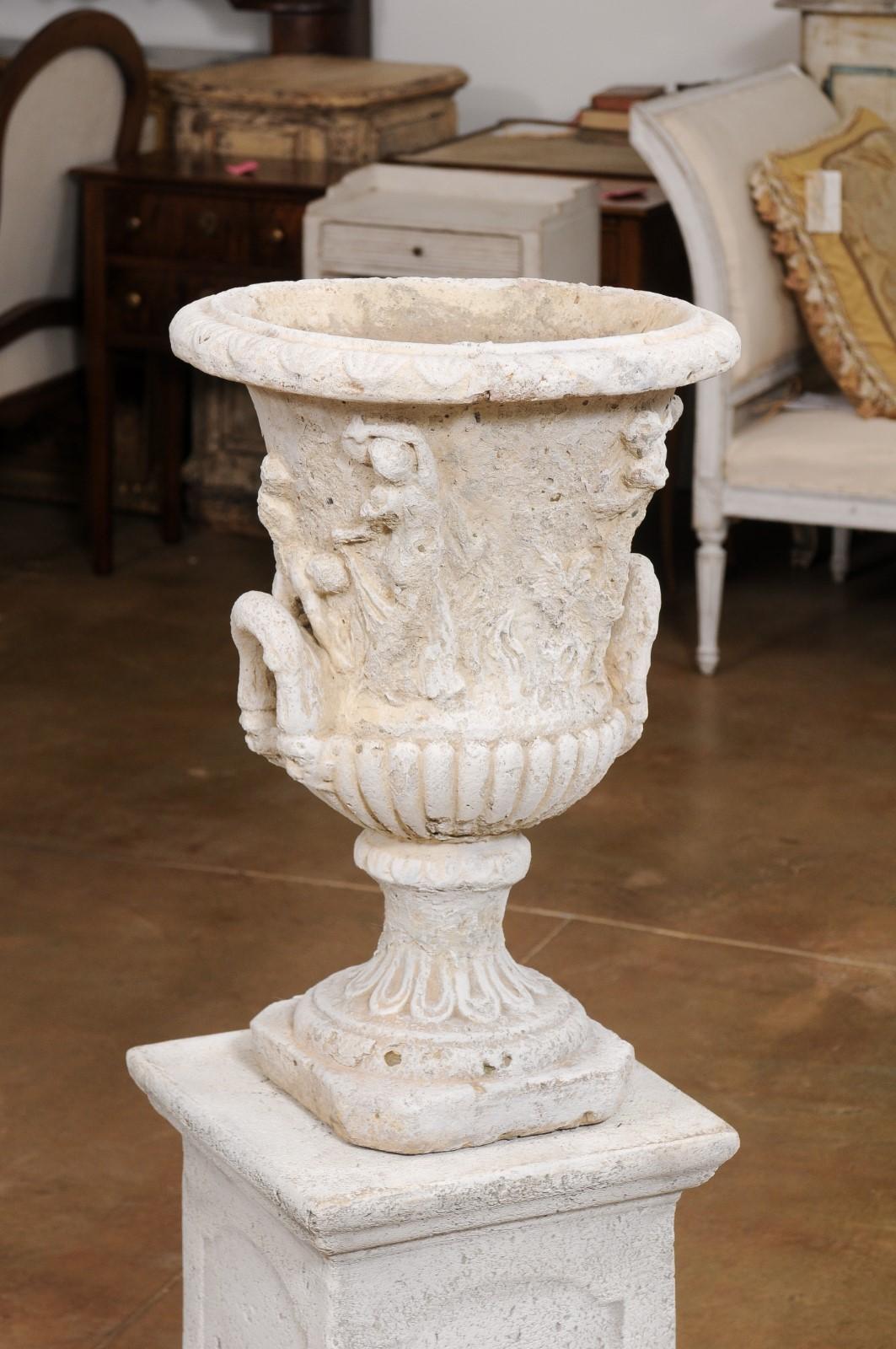 Französische provenzalische Medici-Vase, inspiriert von einer Jardinière mit geschnitzten Szenen, um 1870 im Zustand „Gut“ im Angebot in Atlanta, GA