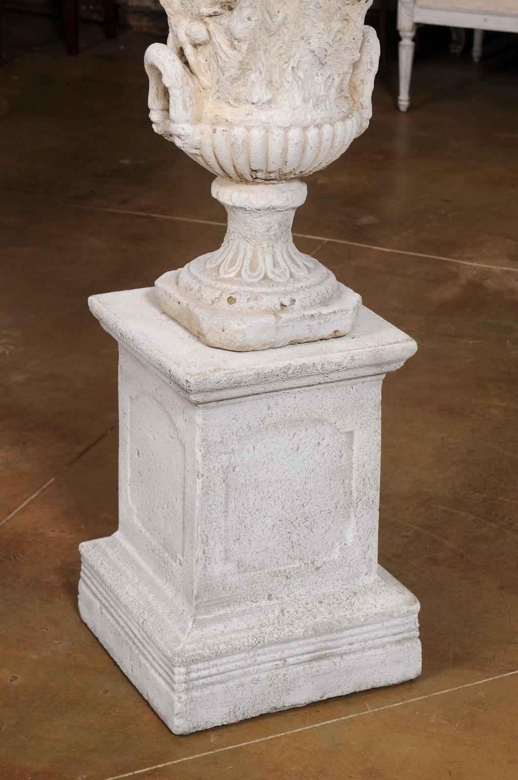 Französische provenzalische Medici-Vase, inspiriert von einer Jardinière mit geschnitzten Szenen, um 1870 (19. Jahrhundert) im Angebot