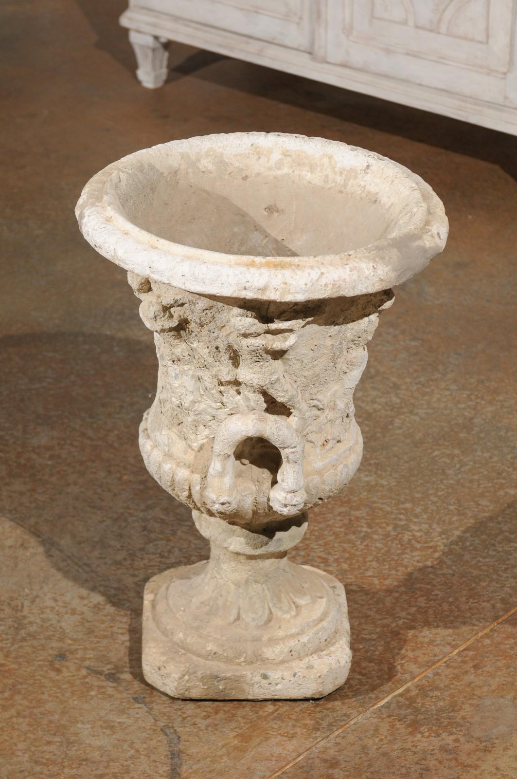 Jardinera de inspiración provenzal francesa con escenas talladas, hacia 1870 Piedra en venta