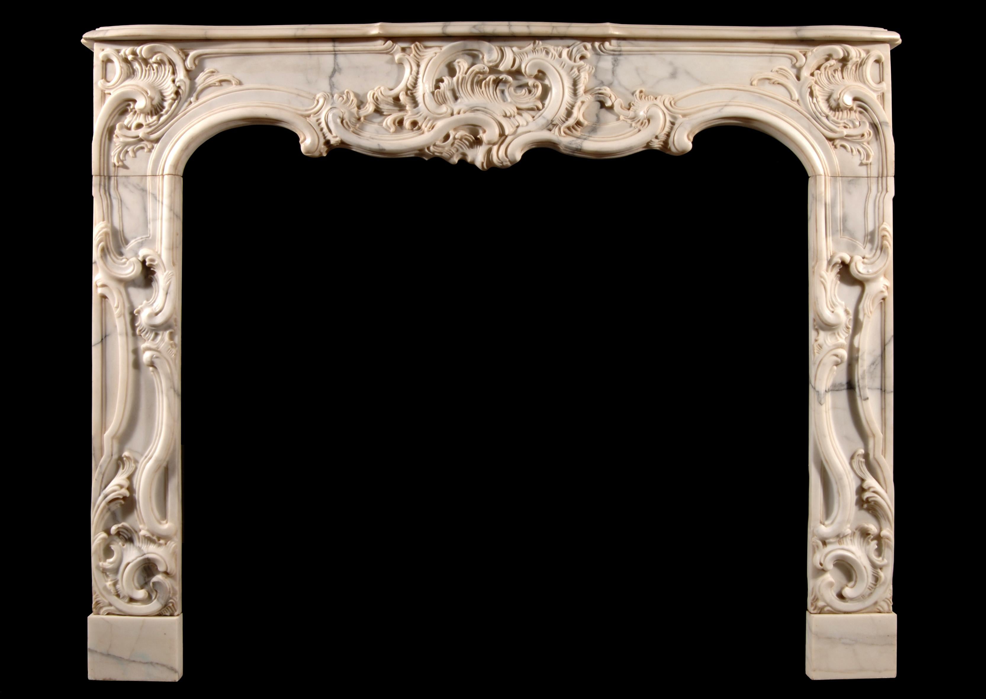 French Provençale Style Arabescato Marble Fireplace In Good Condition For Sale In London, GB