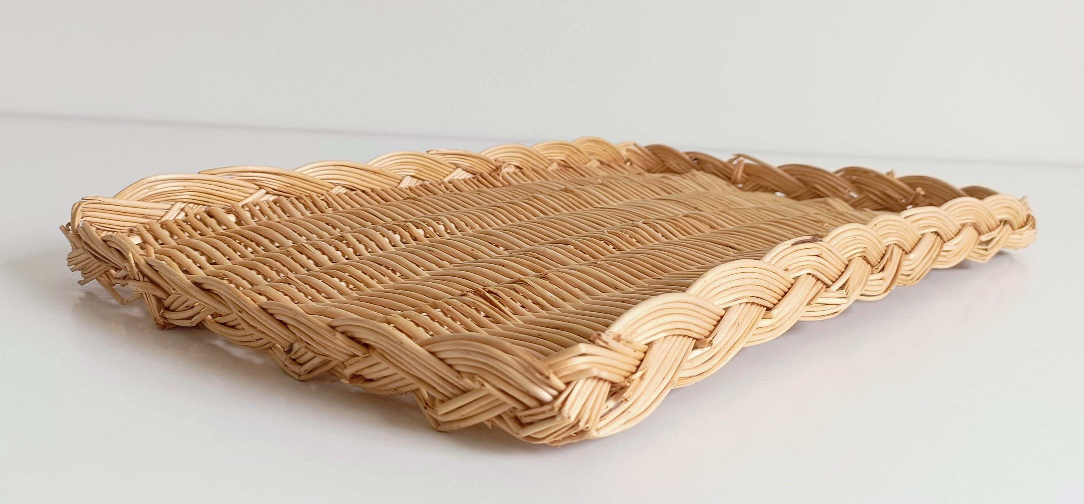 French Provence Rustic Wicker Tray Basket or Centerpiece, France, 20th-C For Sale 3