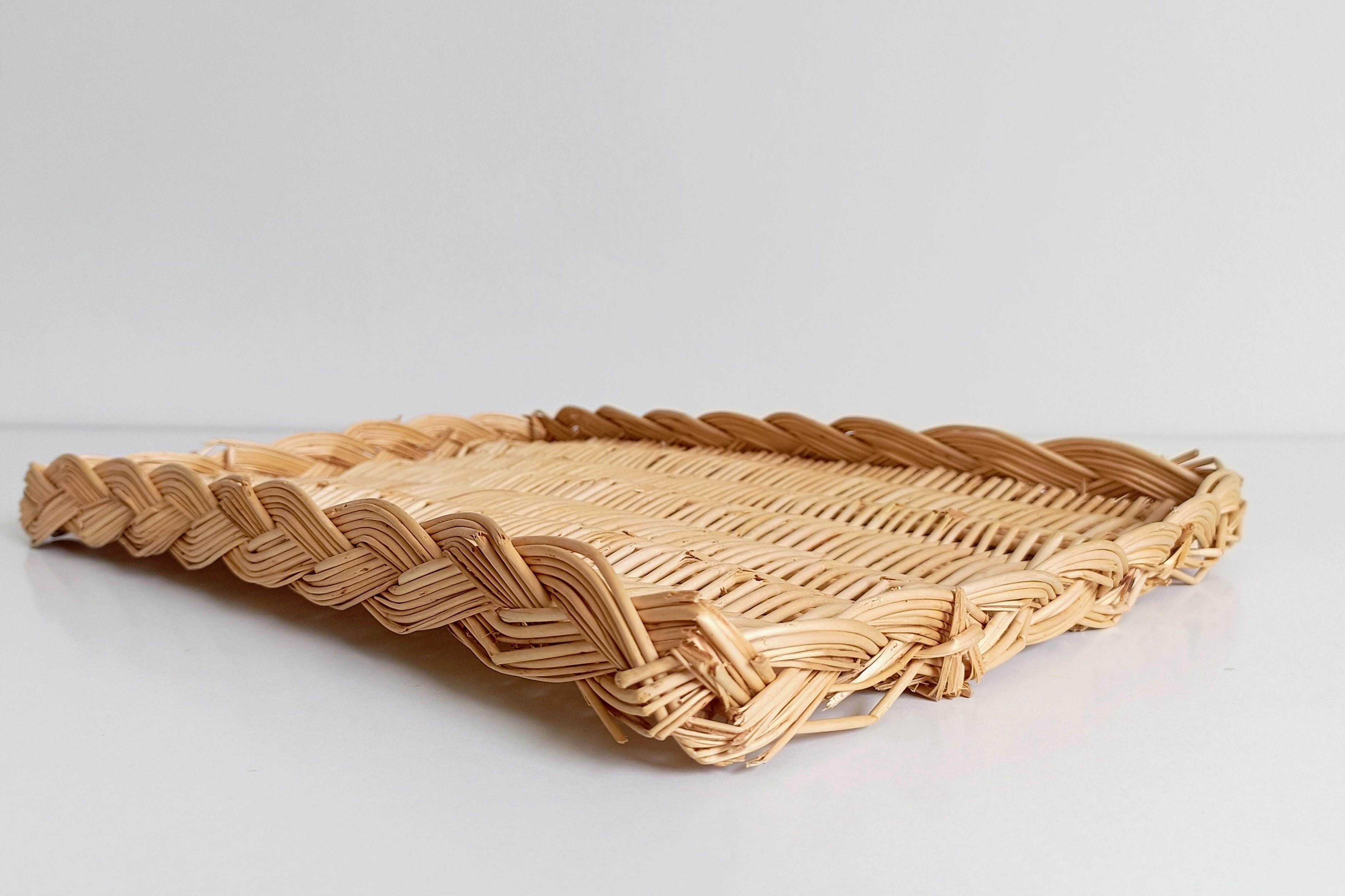French Provence Rustic Wicker Tray Basket or Centerpiece, France, 20th-C For Sale 12