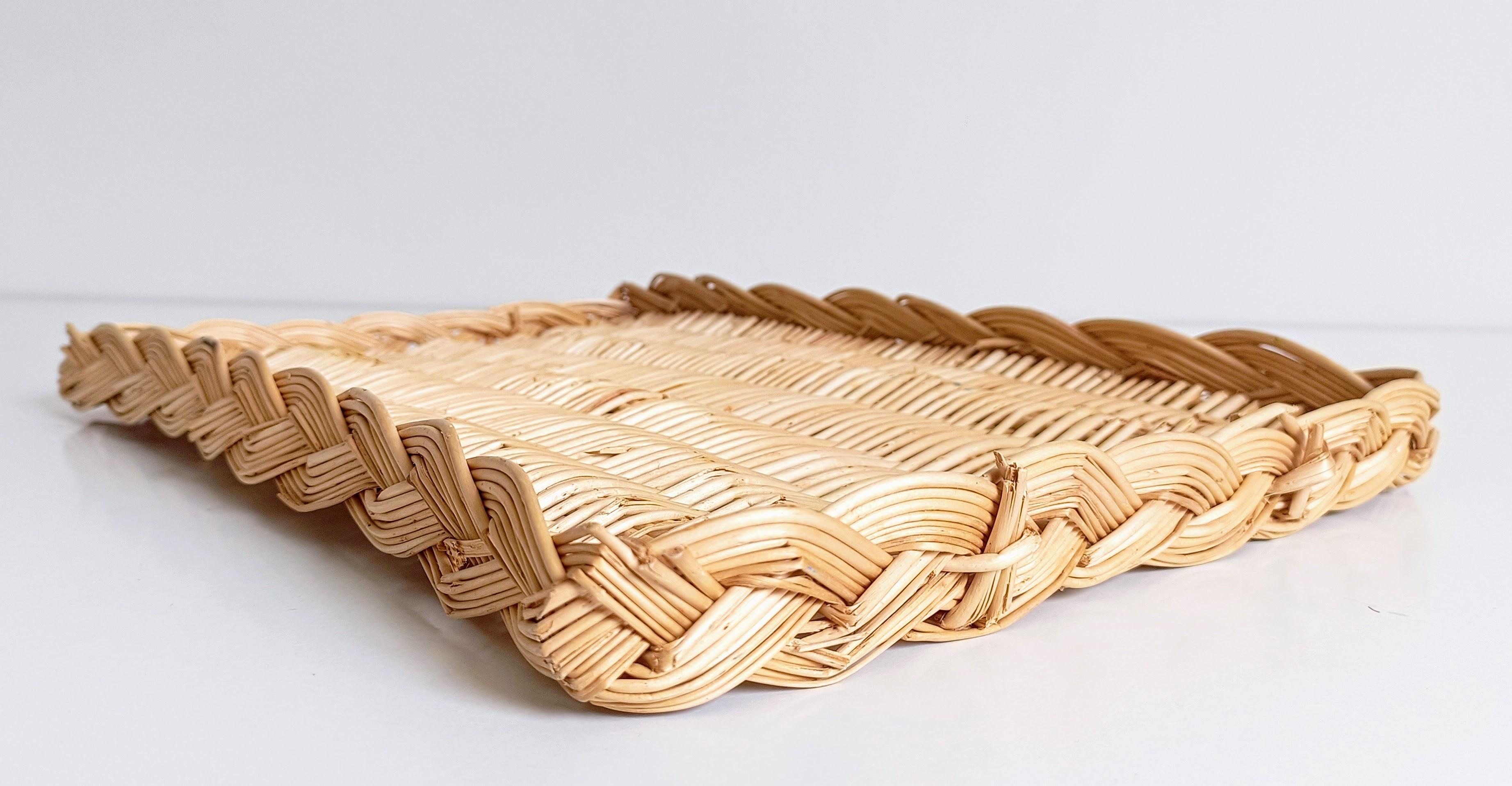 French Provence Rustic Wicker Tray Basket or Centerpiece, France, 20th-C For Sale 4