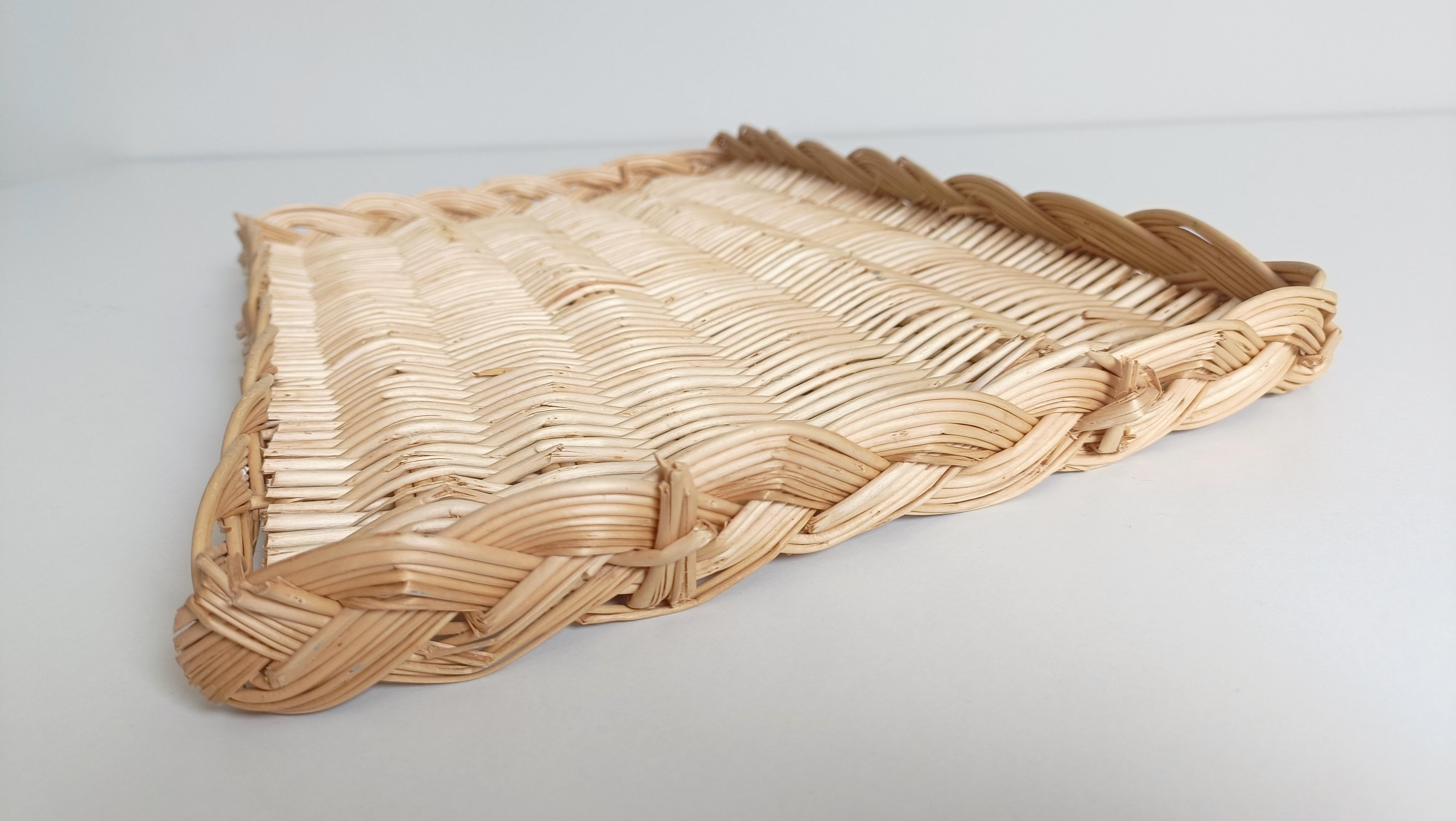 French Provence Rustic Wicker Tray Basket or Centerpiece, France, 20th-C For Sale 9