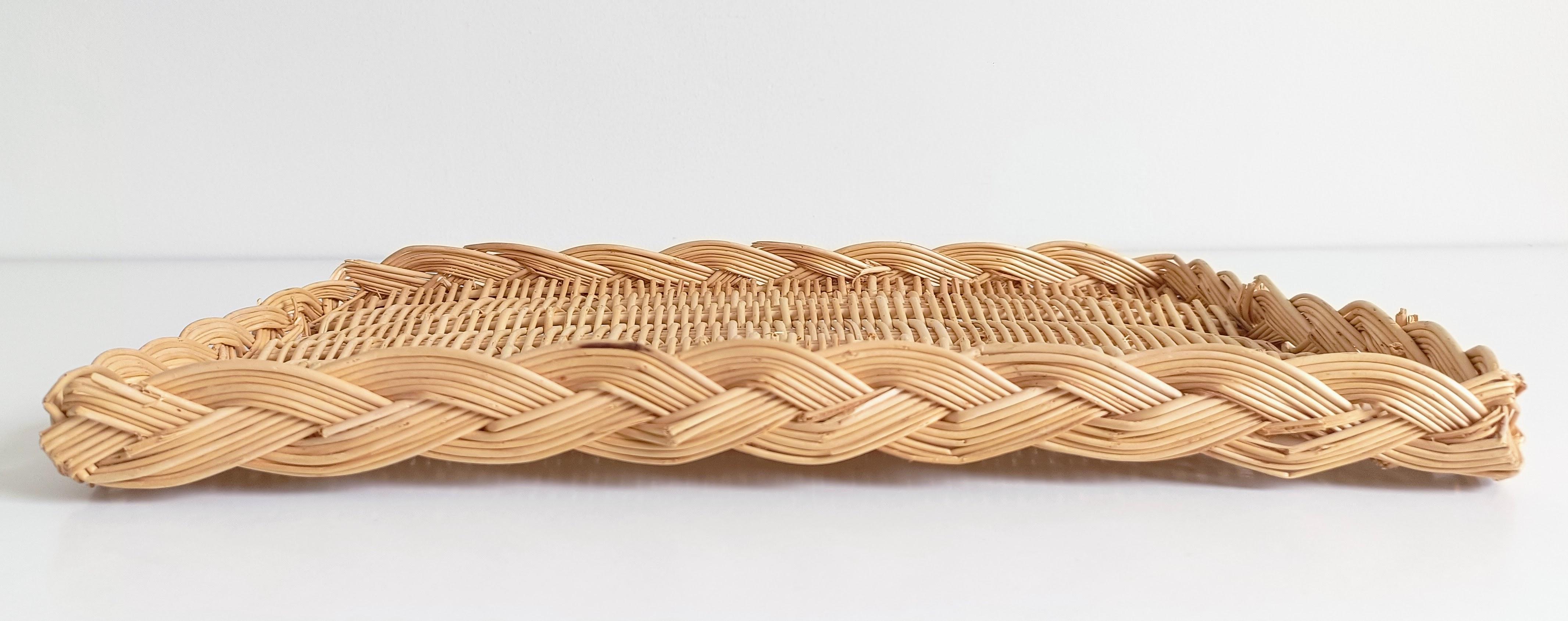 French Provence Rustic Wicker Tray Basket or Centerpiece, France, 20th-C In Excellent Condition For Sale In Valencia, VC