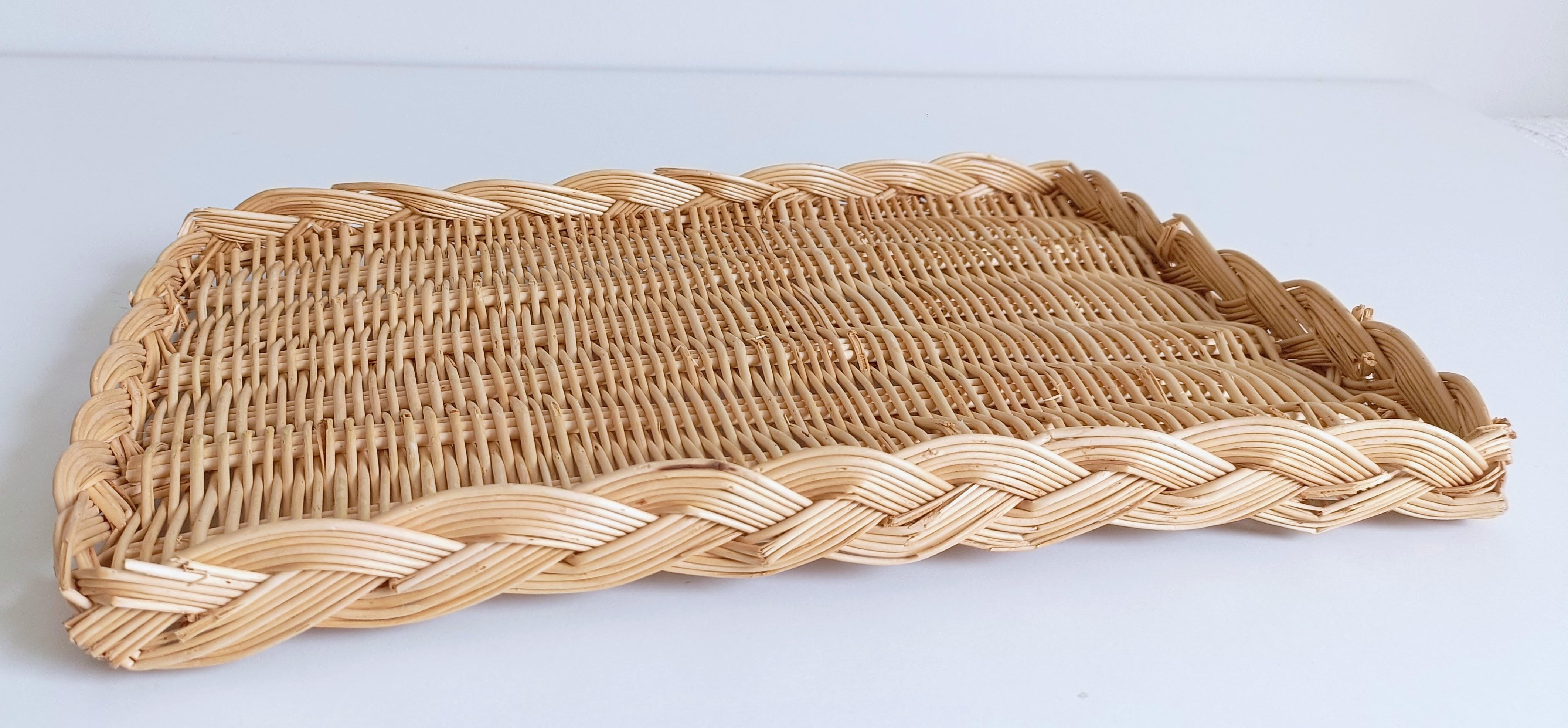 French Provence Rustic Wicker Tray Basket or Centerpiece, France, 20th-C For Sale 1