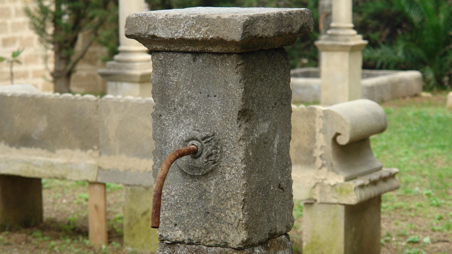 French Provence Style Fountain Hand-Carved in Pure Limestone with antique finish For Sale 5