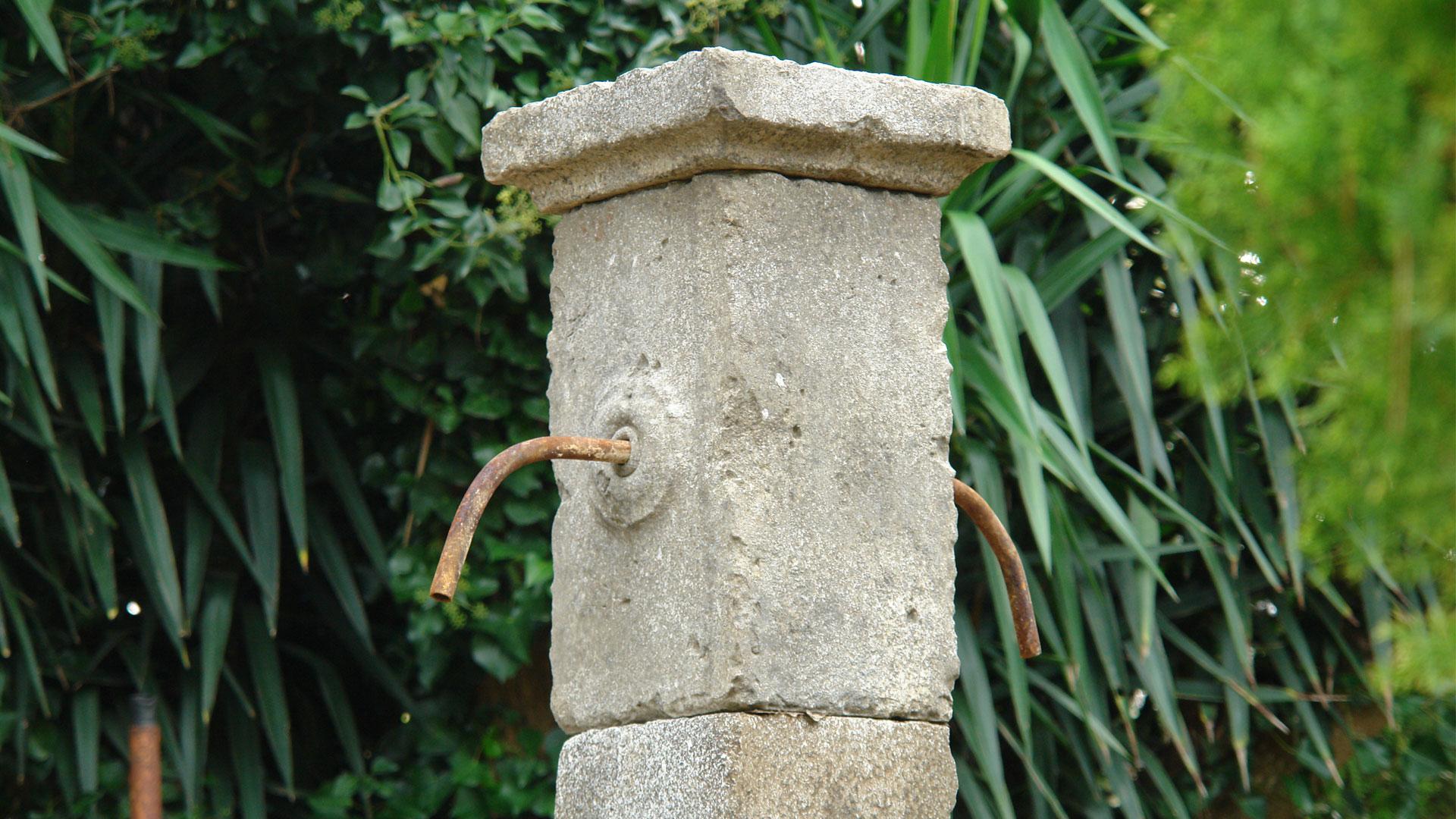 French Provence Style Fountain Hand-Carved in Pure Limestone with antique finish For Sale 1