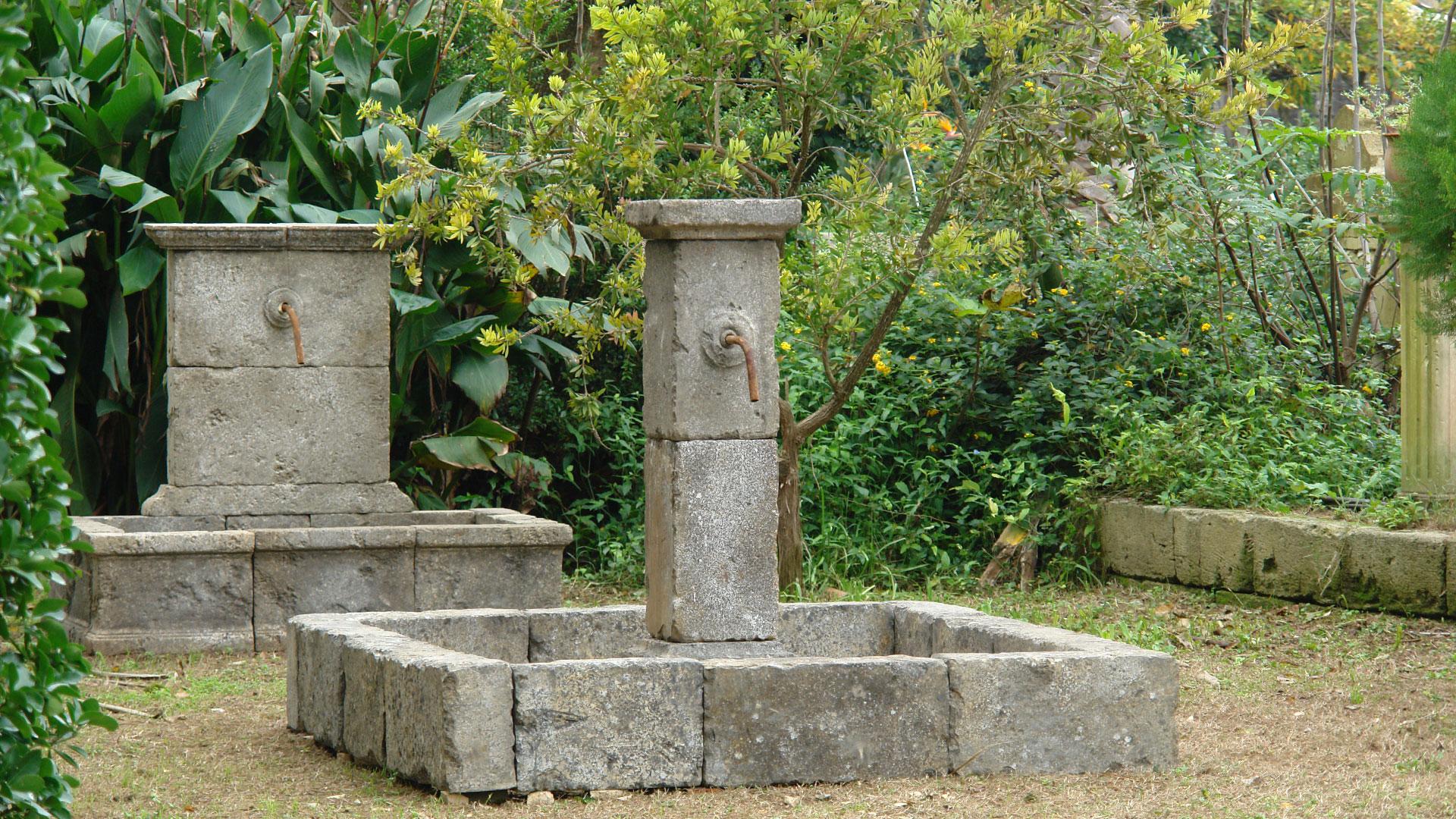 French Provence Style Fountain Hand-Carved in Pure Limestone with antique finish For Sale 3
