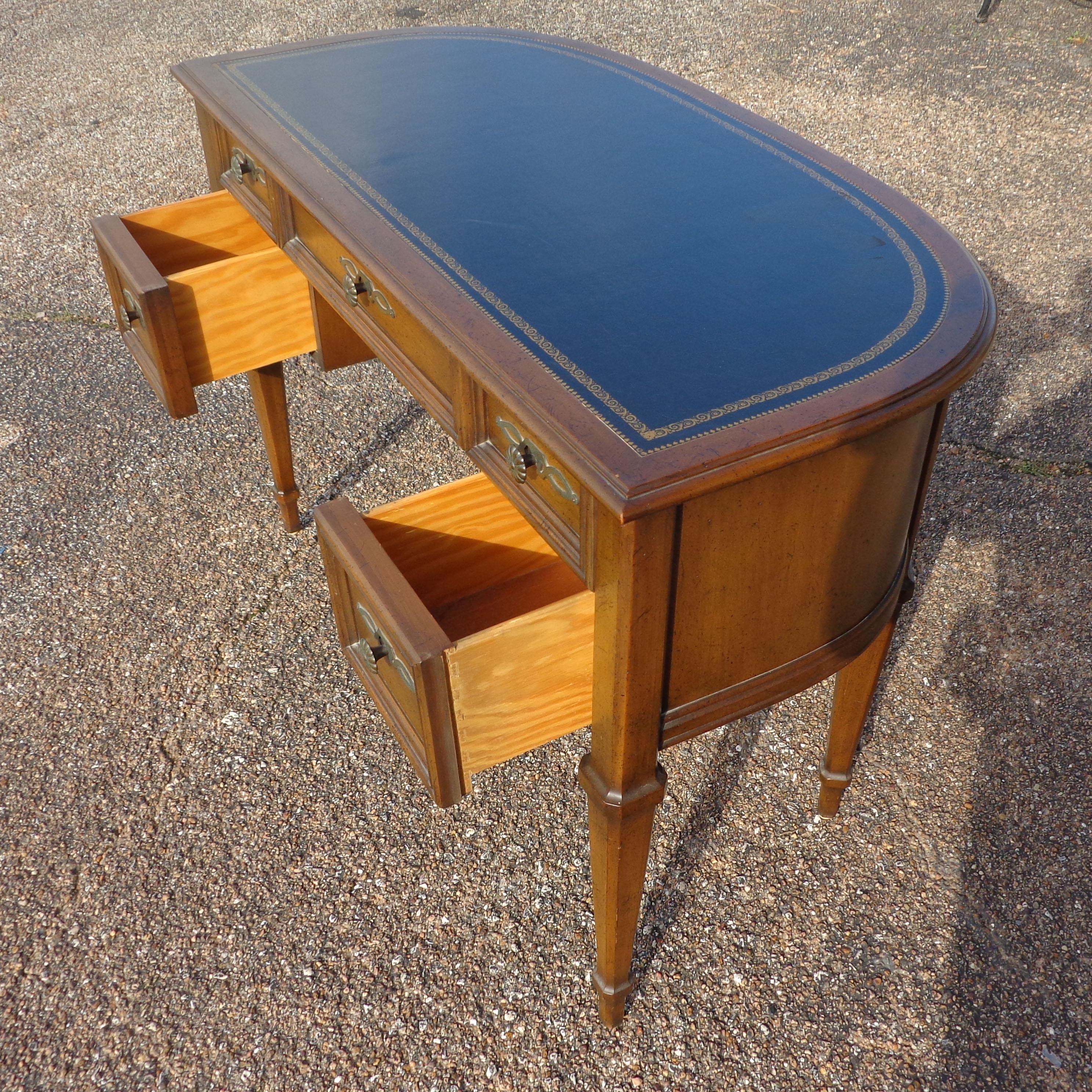 French Provencial Writing Desk by Sligh Furniture In Good Condition For Sale In Pasadena, TX