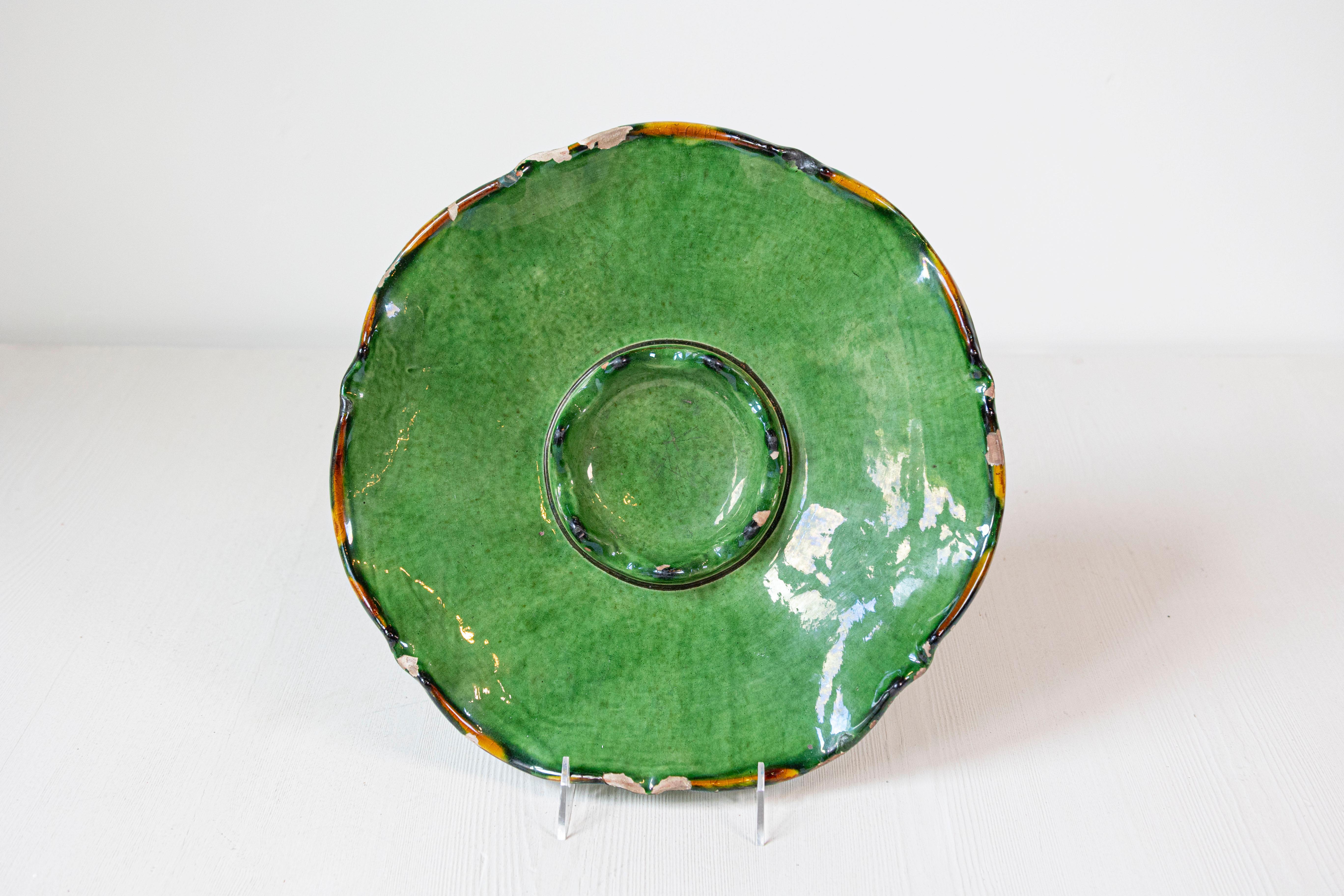 Un piatto Hors d'Œuvres in ceramica verde della Provincia francese della metà del XIX secolo, con bordi smerlati e accenti arancioni. Creato in Provenza durante il regno dell'imperatore Napoléon III, questo piatto di antipasti ci affascina con i