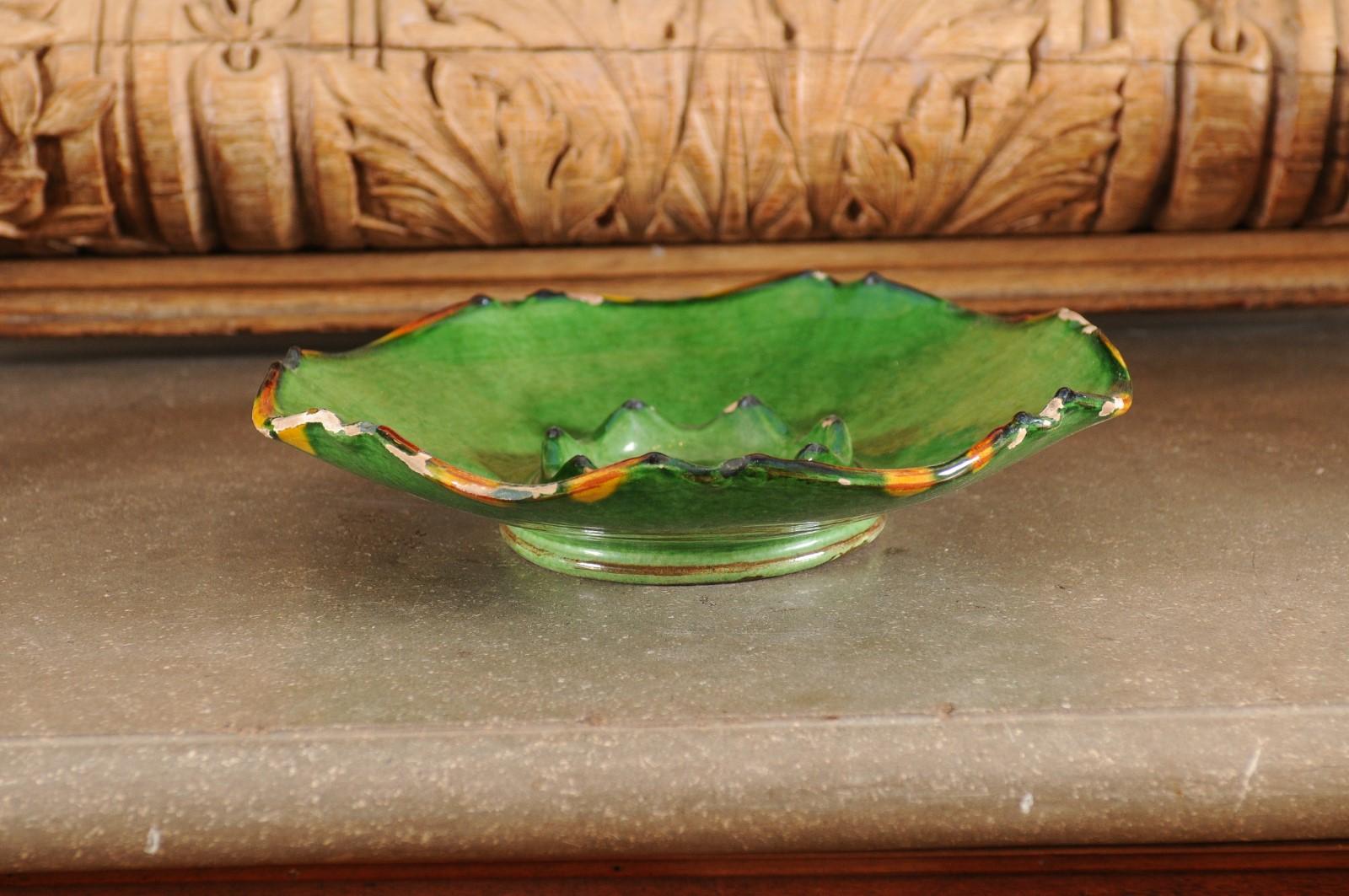 French Provincial 1850s Green Glazed Hors d'Œuvres Dish with Scalloped Edges For Sale 1