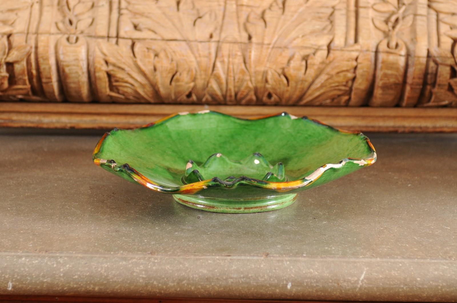French Provincial 1850s Green Glazed Hors d'Œuvres Dish with Scalloped Edges For Sale 2