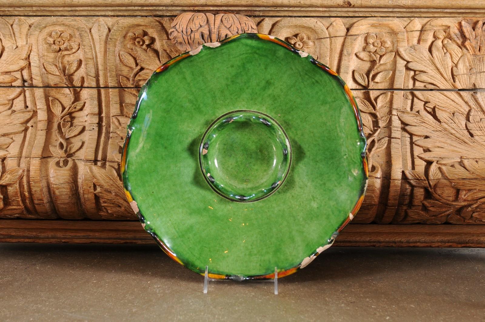 French Provincial 1850s Green Glazed Hors d'Œuvres Dish with Scalloped Edges For Sale 3