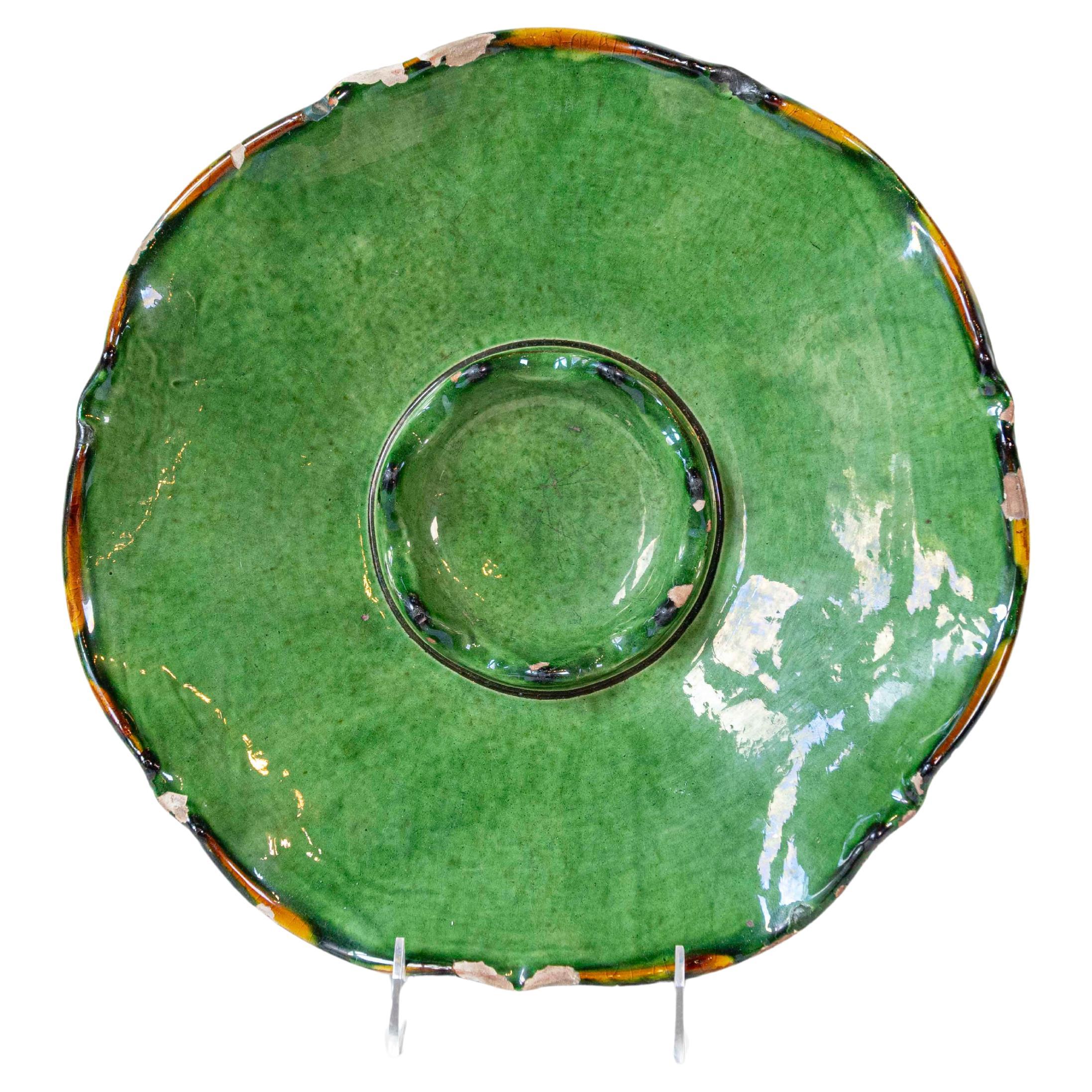 Plato para entremeses con bordes festoneados, vidriado en verde, estilo provincial francés, década de 1850