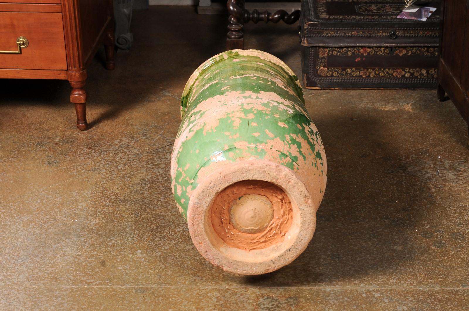 Jarre oblongue en terre cuite à glaçure verte de style provincial français des années 1880, patinée par les intempéries en vente 5