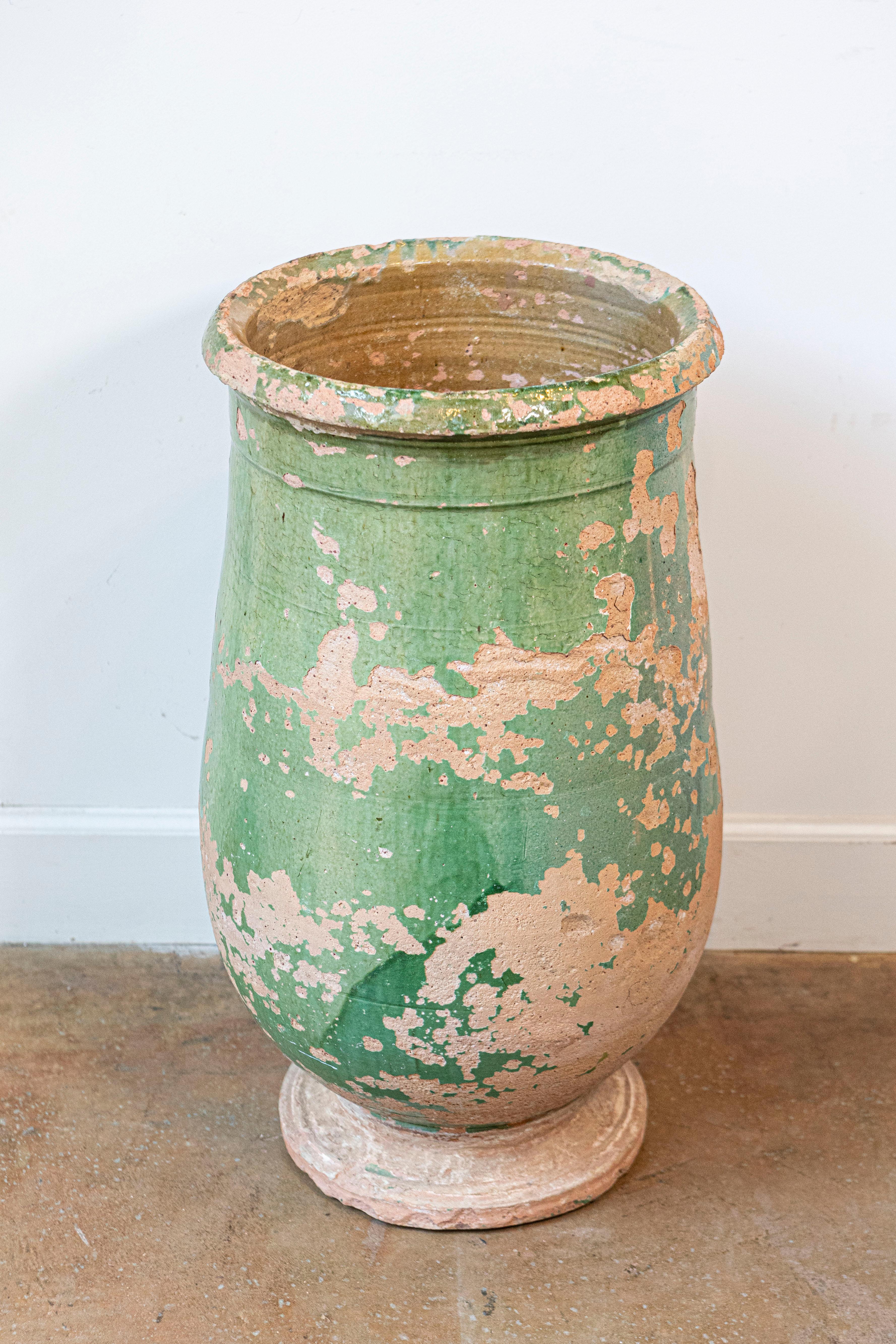 Vaso in terracotta smaltata verde della provincia francese del 1880 circa con corpo oblungo, aspetto ben conservato e base piccola. Aggiungi un tocco di fascino rustico al tuo spazio con questo squisito vaso in terracotta smaltata verde della