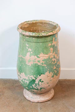 Jarra oblonga de terracota esmaltada en verde de la época provincial francesa de 1880 con pátina envejecida