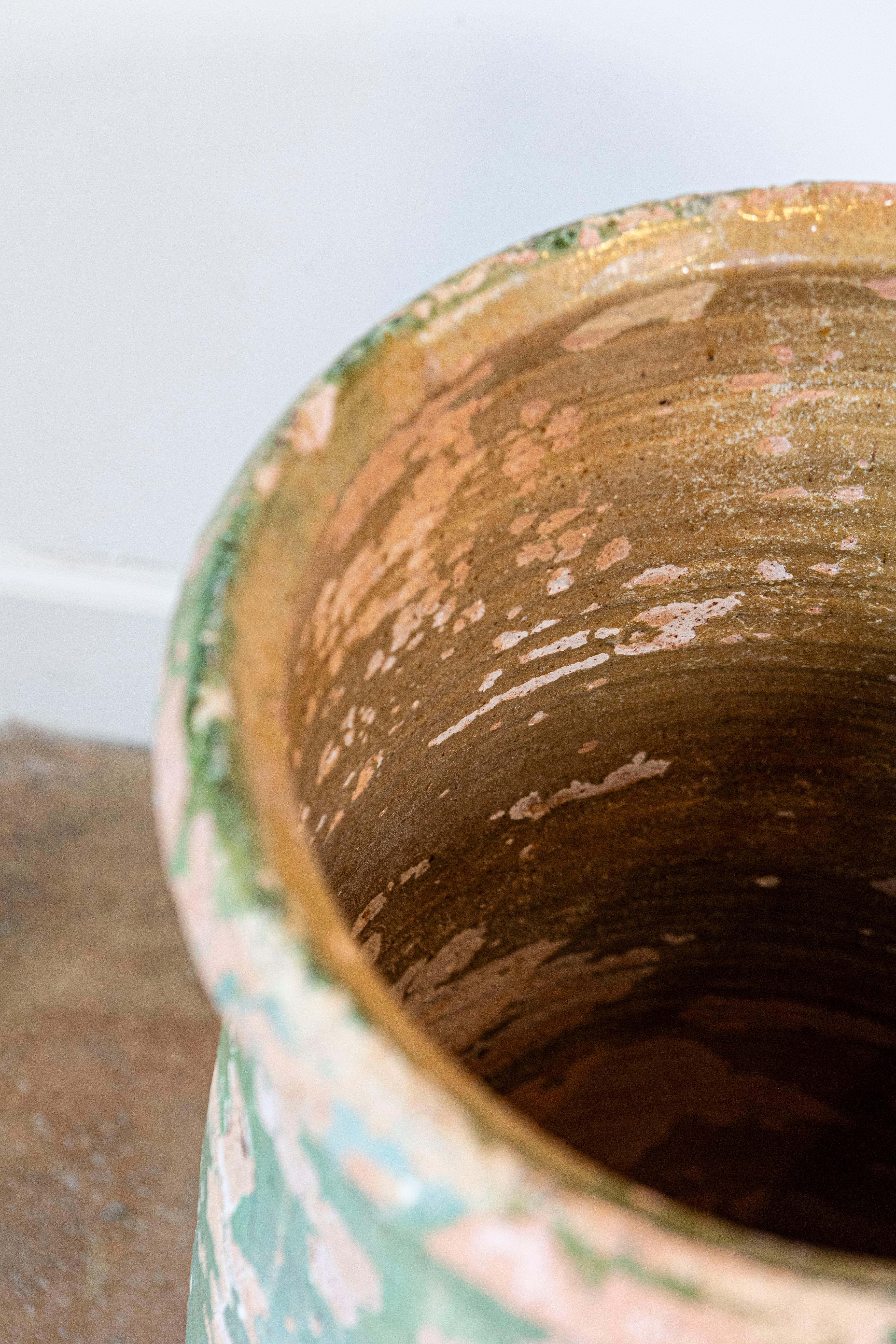 Stile provenzale Vaso oblungo in terracotta smaltata verde della Provincia francese del 1880 con patina invecchiata in vendita