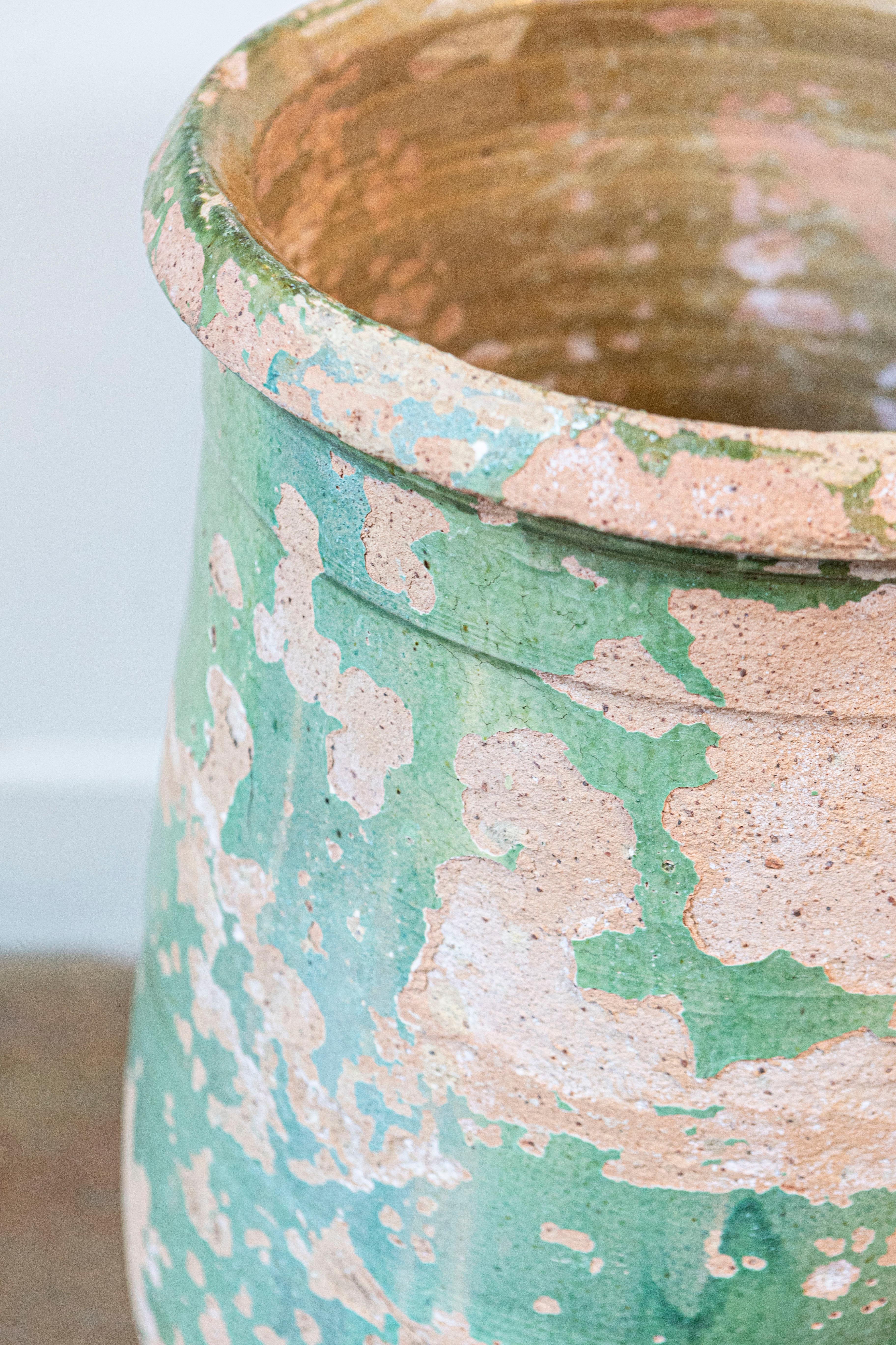 Francese Vaso oblungo in terracotta smaltata verde della Provincia francese del 1880 con patina invecchiata in vendita